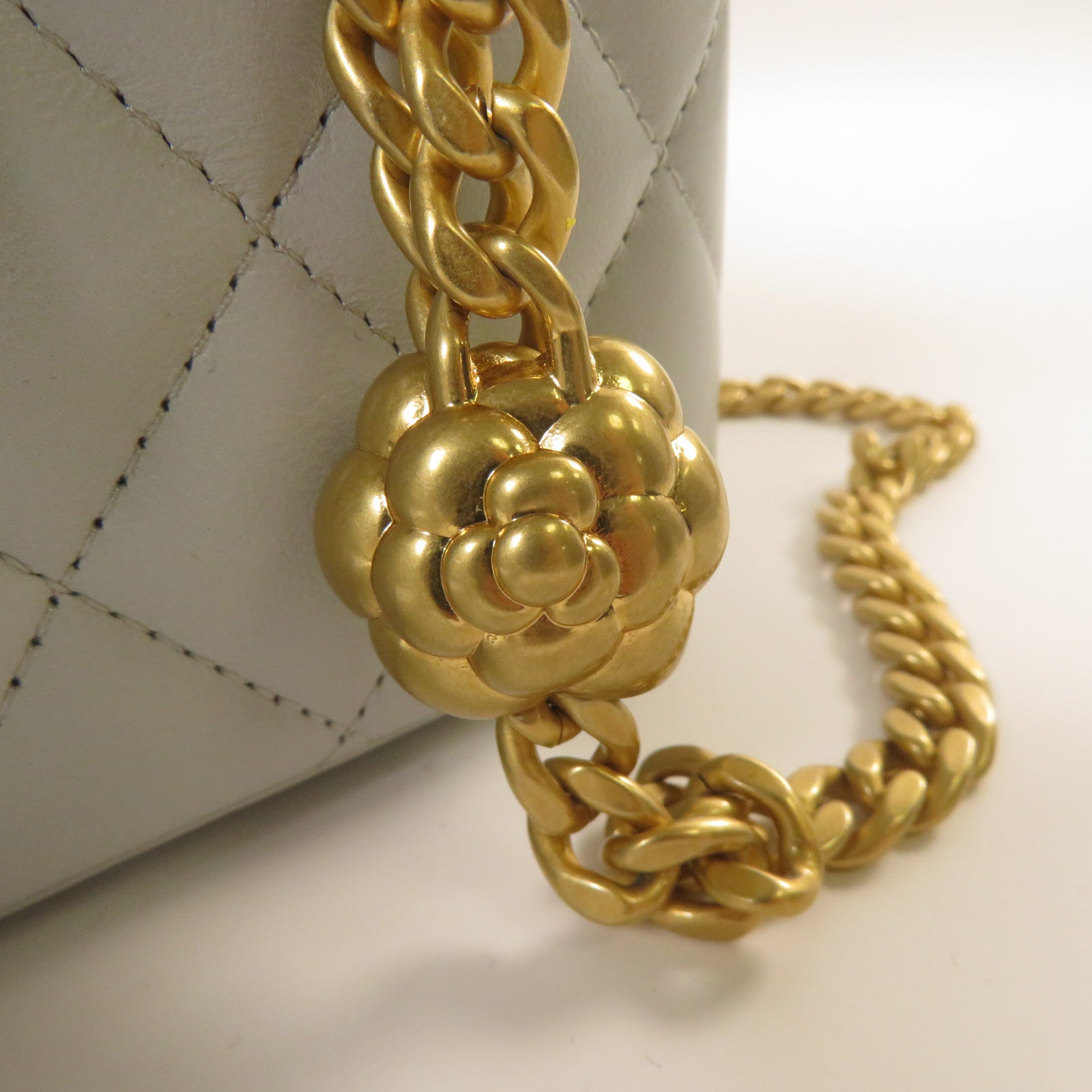 CHANEL 菱格羊皮皮革Vanity Case金扣鏈帶肩背袋淺藍色