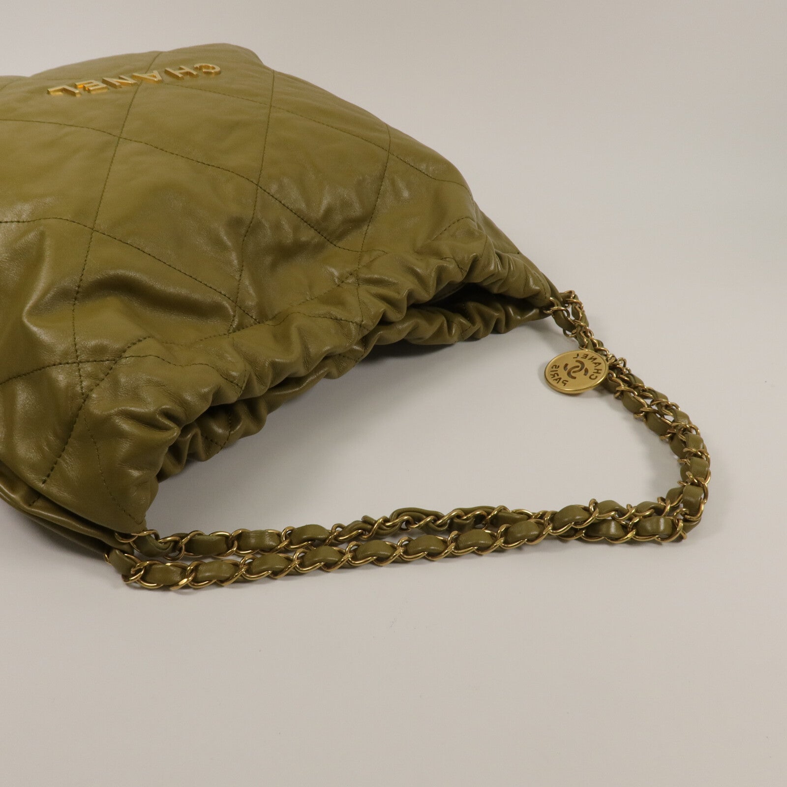 CHANEL 牛皮皮革22 Medium鏈帶肩背袋