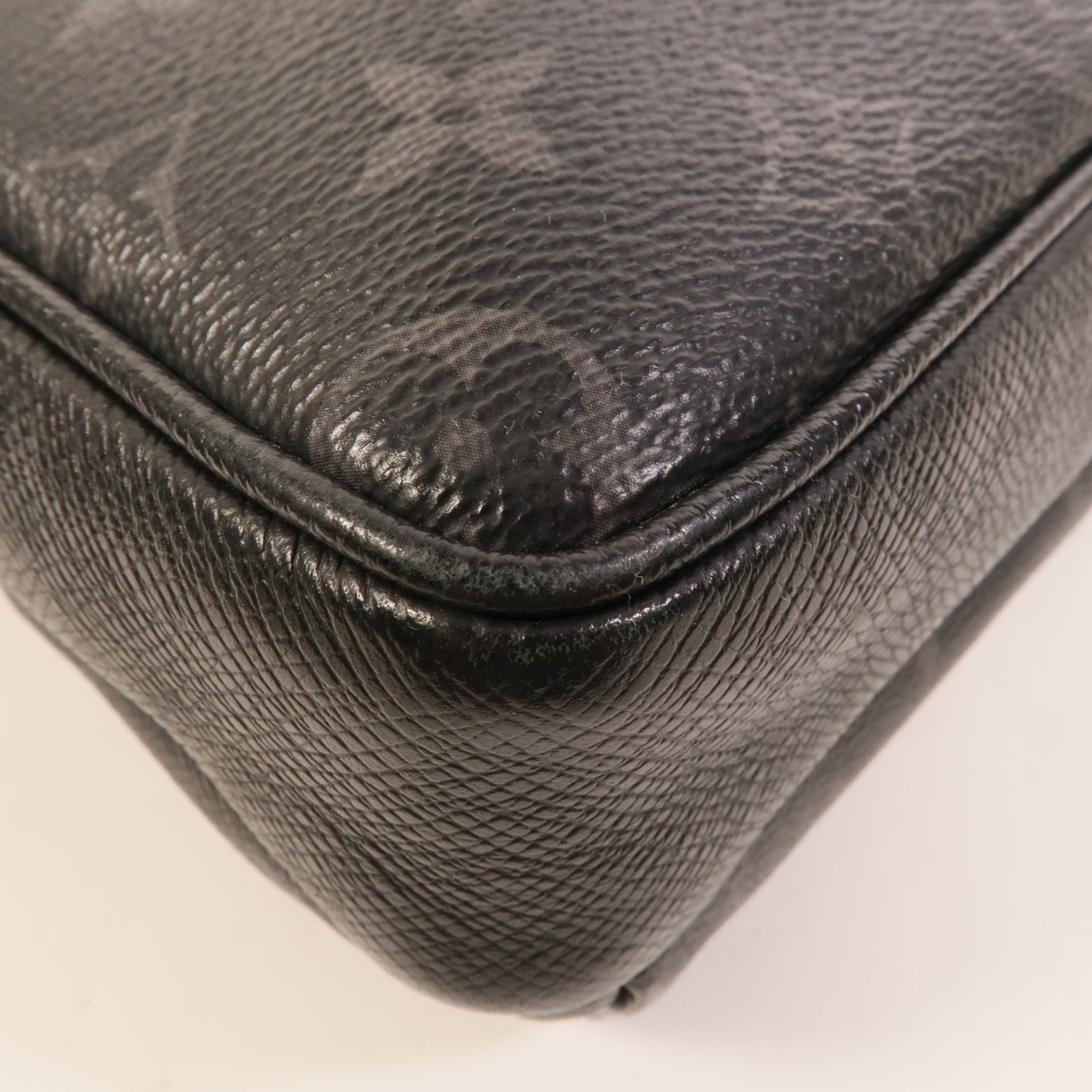 LOUIS VUITTON Monogram Eclipse/Taiga Outdoor Messenger銀扣肩背袋
