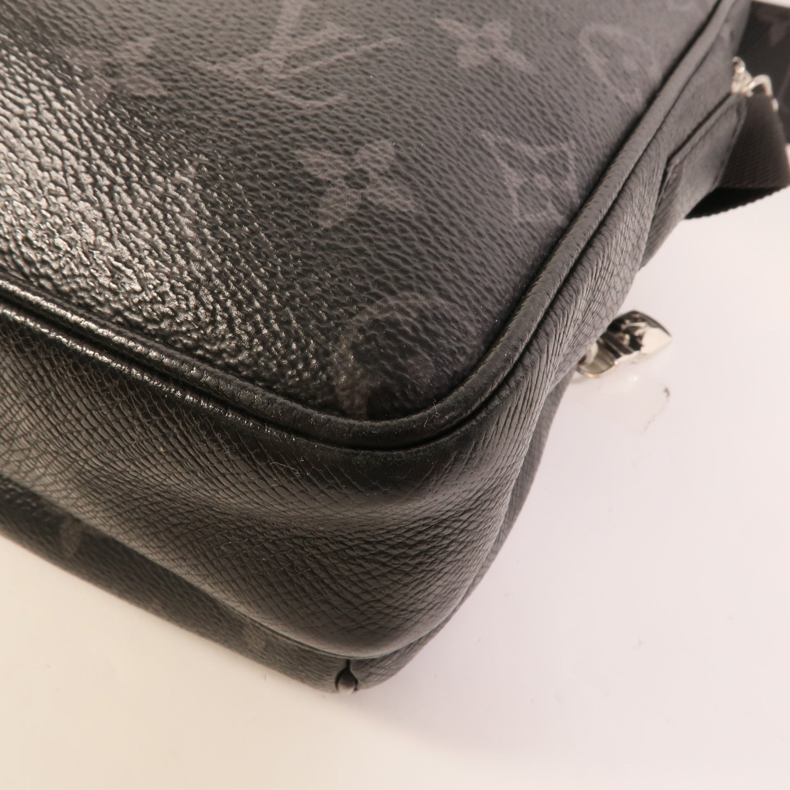 LOUIS VUITTON Monogram Eclipse/Taiga Outdoor Messenger銀扣肩背袋