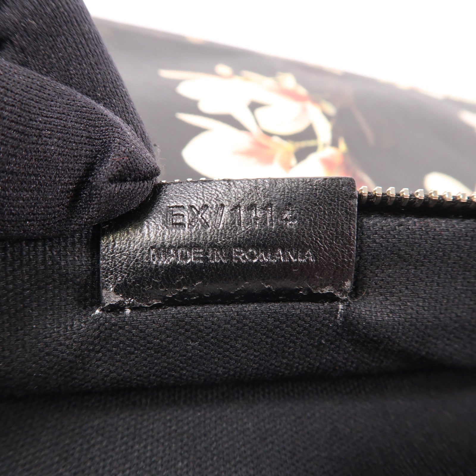GIVENCHY 塗層帆布Clutch銀扣手拿包黑色/白色
