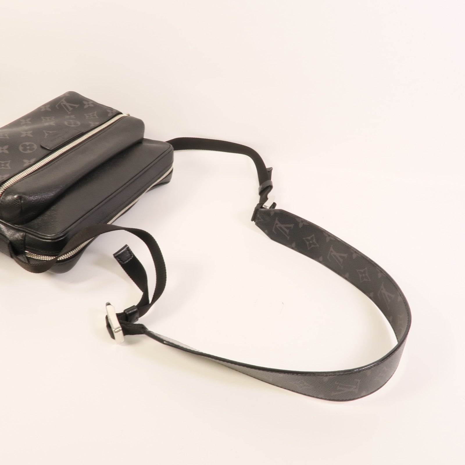 LOUIS VUITTON Monogram Eclipse/Taiga Outdoor Messenger銀扣肩背袋