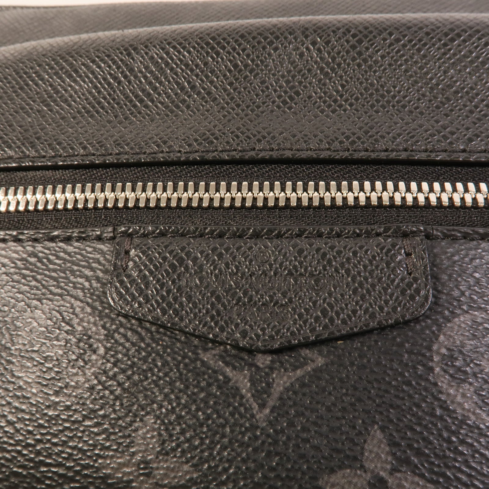 LOUIS VUITTON Monogram Eclipse/Taiga Outdoor Messenger銀扣肩背袋