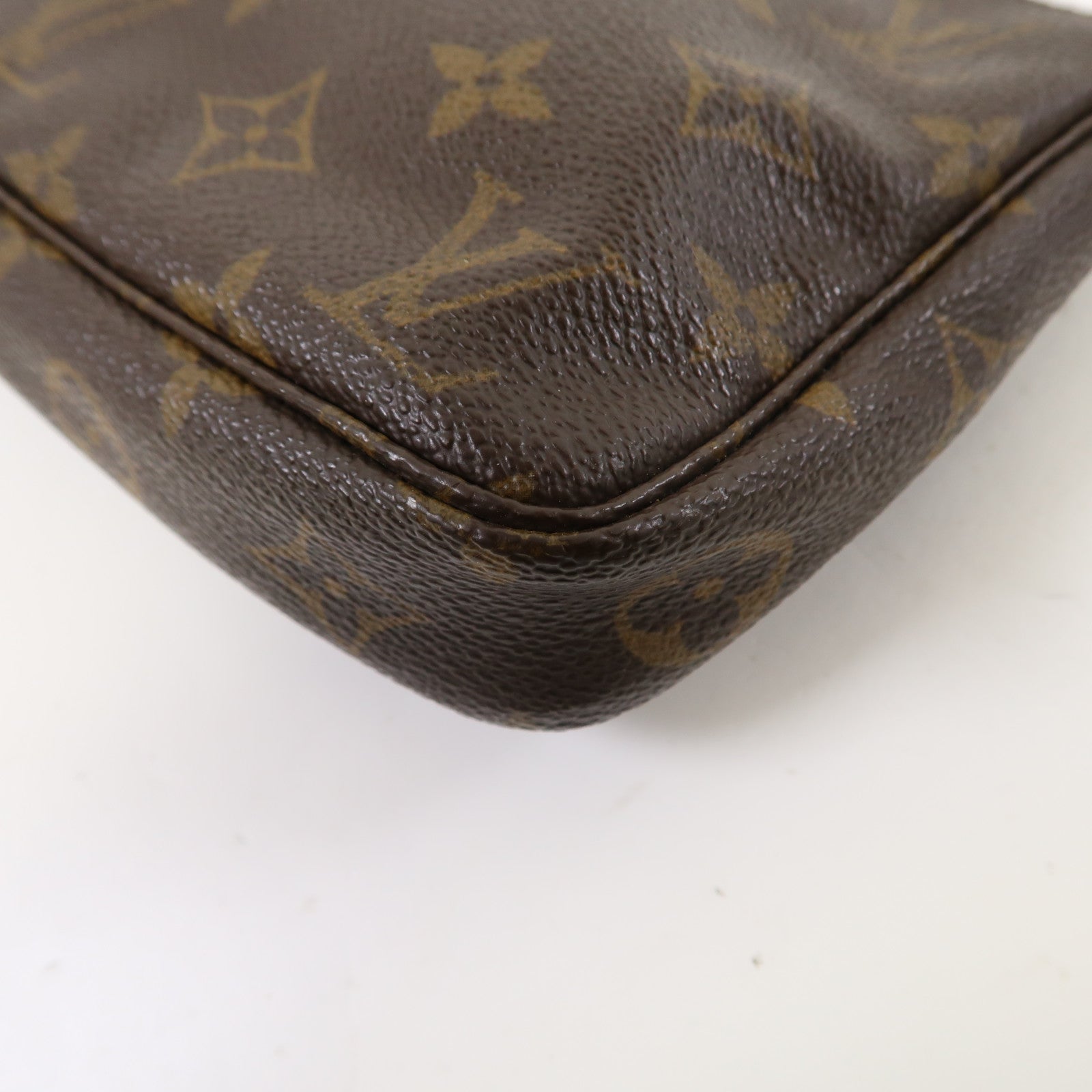 LOUIS VUITTON 塗層帆布Pochette Accessories金扣肩背袋啡色