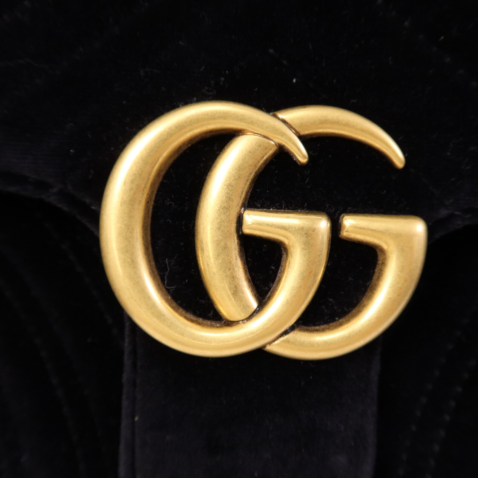 GUCCI 天鵝絨GG Marmont金扣鏈帶肩背袋