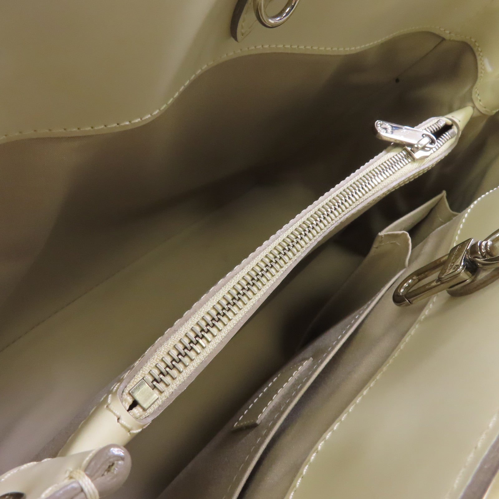 LOUIS VUITTON Epi Passy GM銀扣手挽袋白色