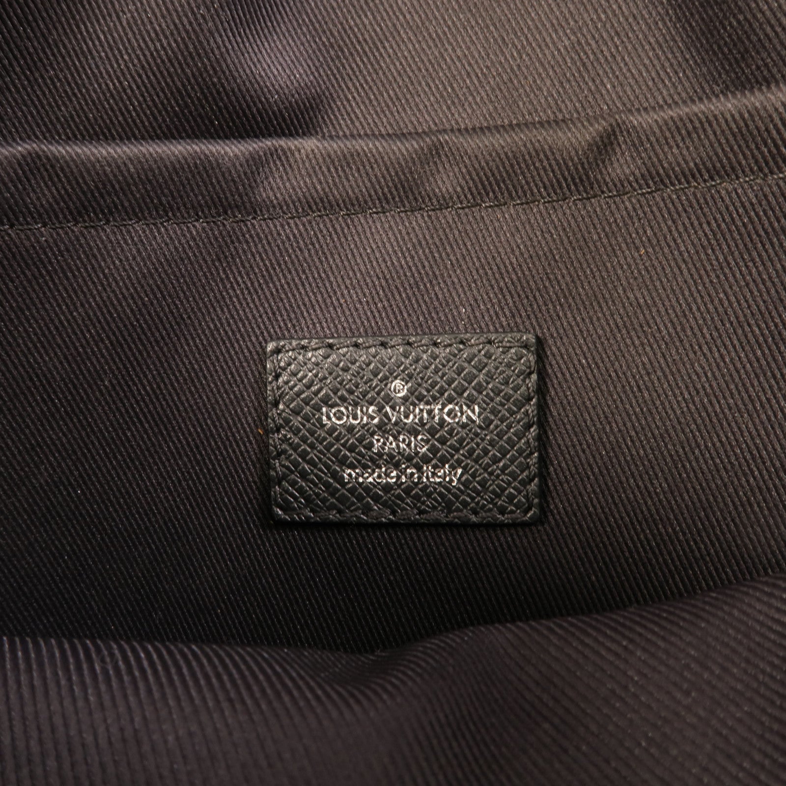 LOUIS VUITTON Monogram Eclipse/Taiga Outdoor Messenger銀扣肩背袋