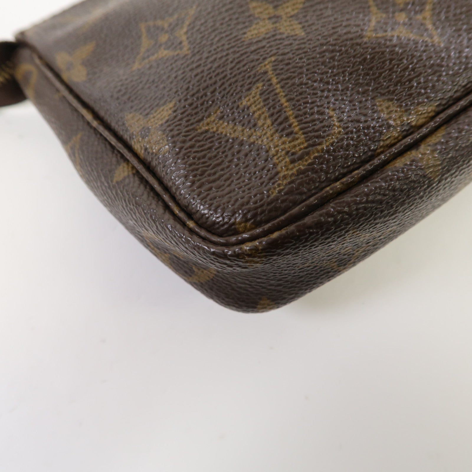 LOUIS VUITTON 塗層帆布Pochette Accessories金扣肩背袋啡色