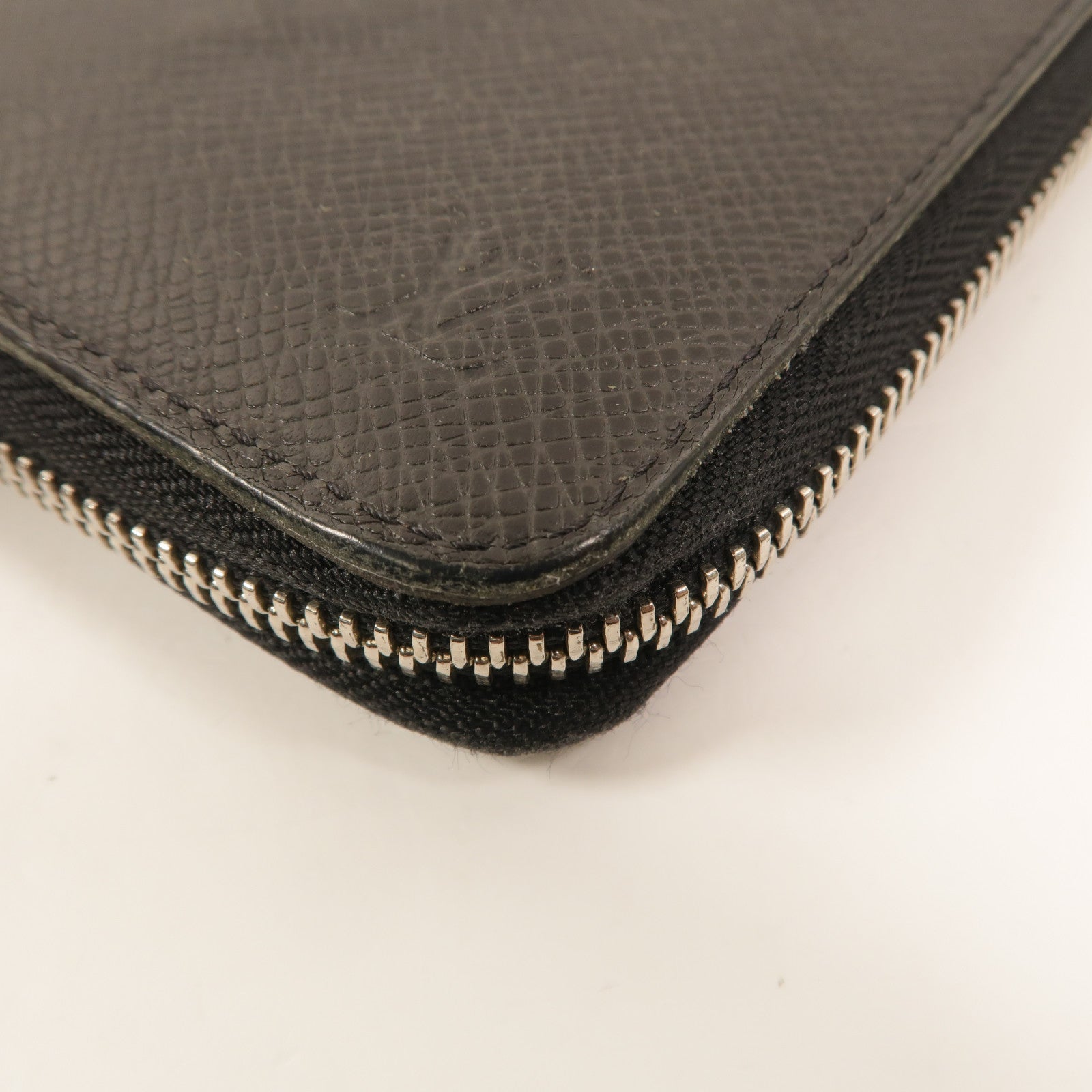 LOUIS VUITTON Taiga Zippy Long Wallet長錢包