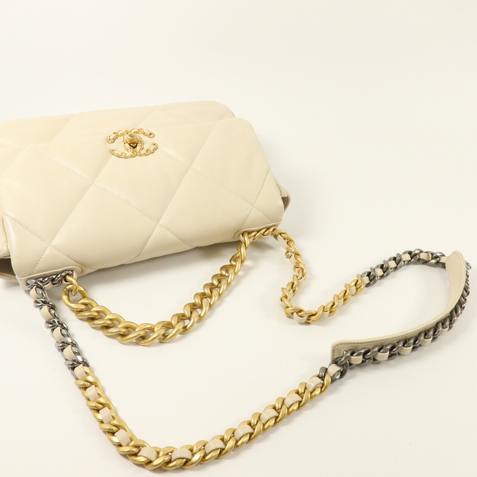 CHANEL 牛皮皮革Chanel 19 Medium鏈帶肩背袋