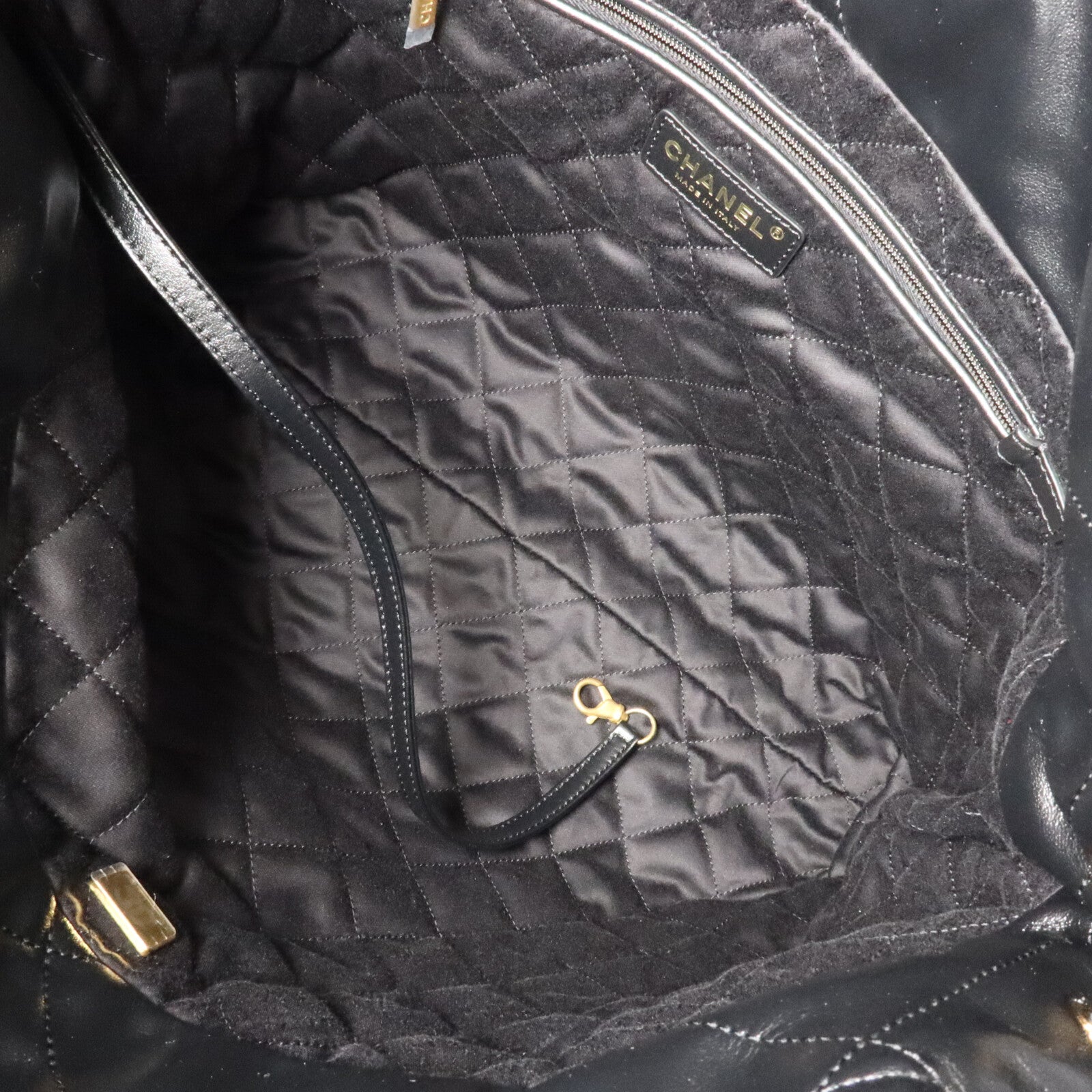 CHANEL 牛皮皮革C22 Medium鏈帶肩背袋
