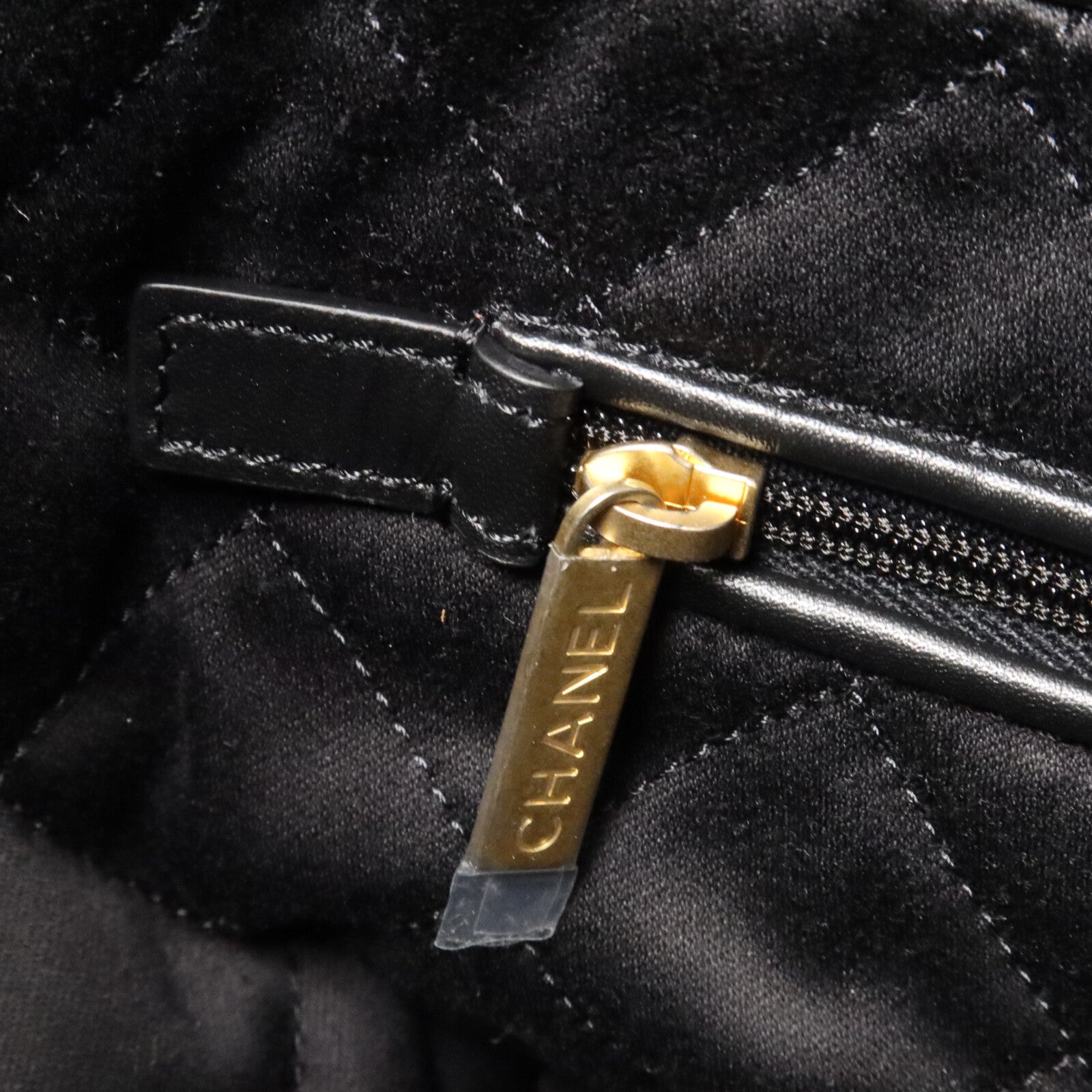 CHANEL 牛皮皮革C22 Medium鏈帶肩背袋