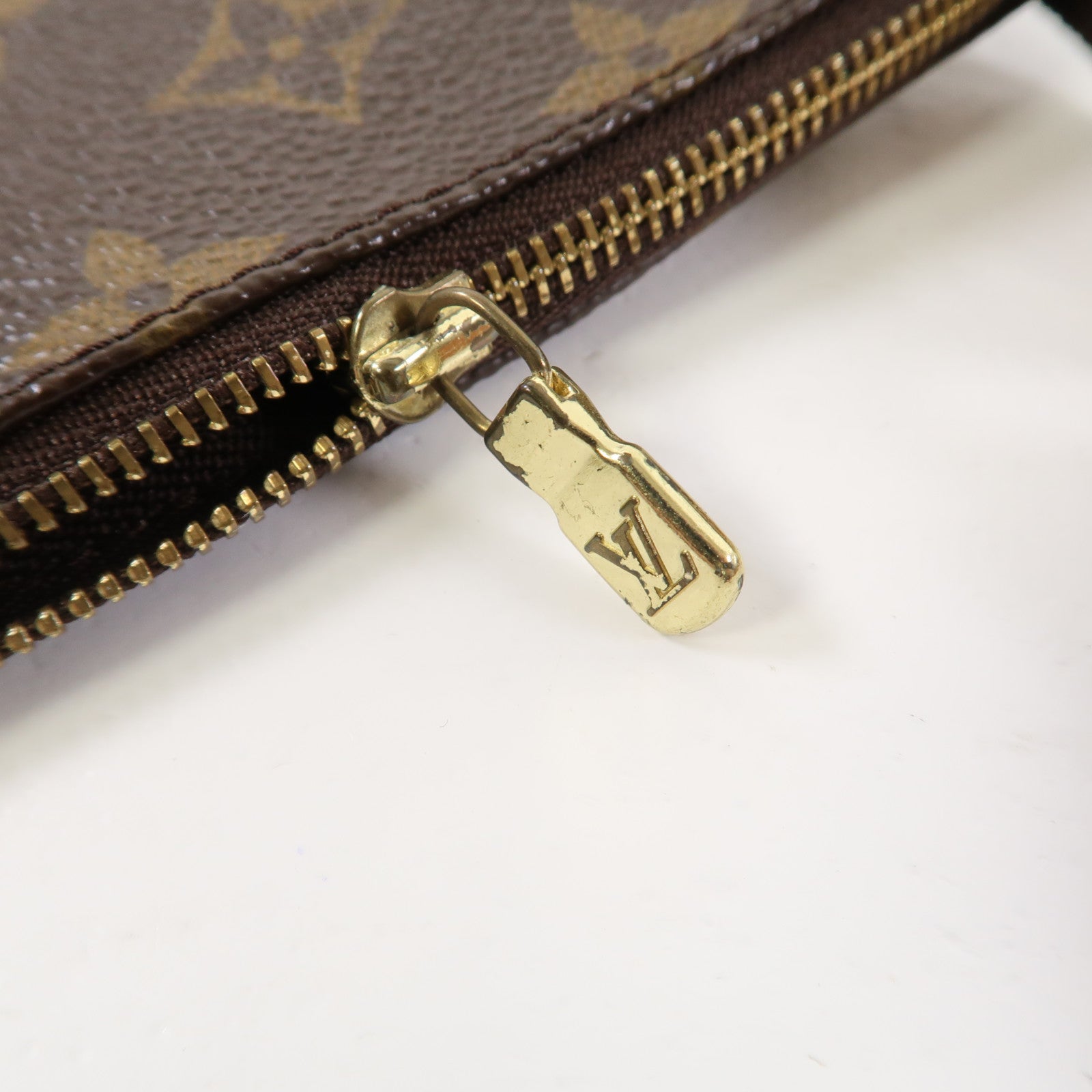LOUIS VUITTON 塗層帆布Pochette Accessories金扣肩背袋啡色