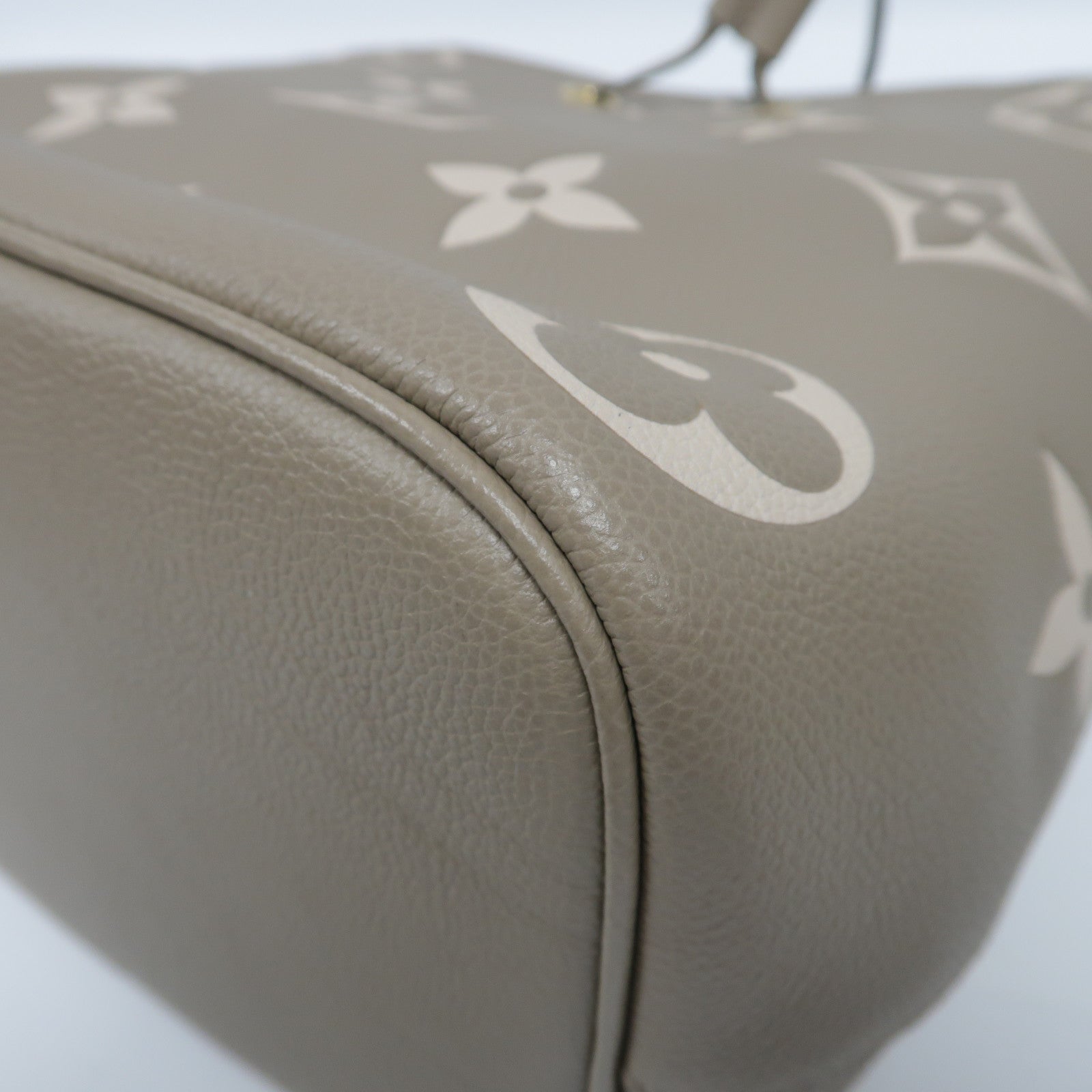 LOUIS VUITTON Monogram Empreinte NeoNoe MM金扣手挽肩背兩用袋米色