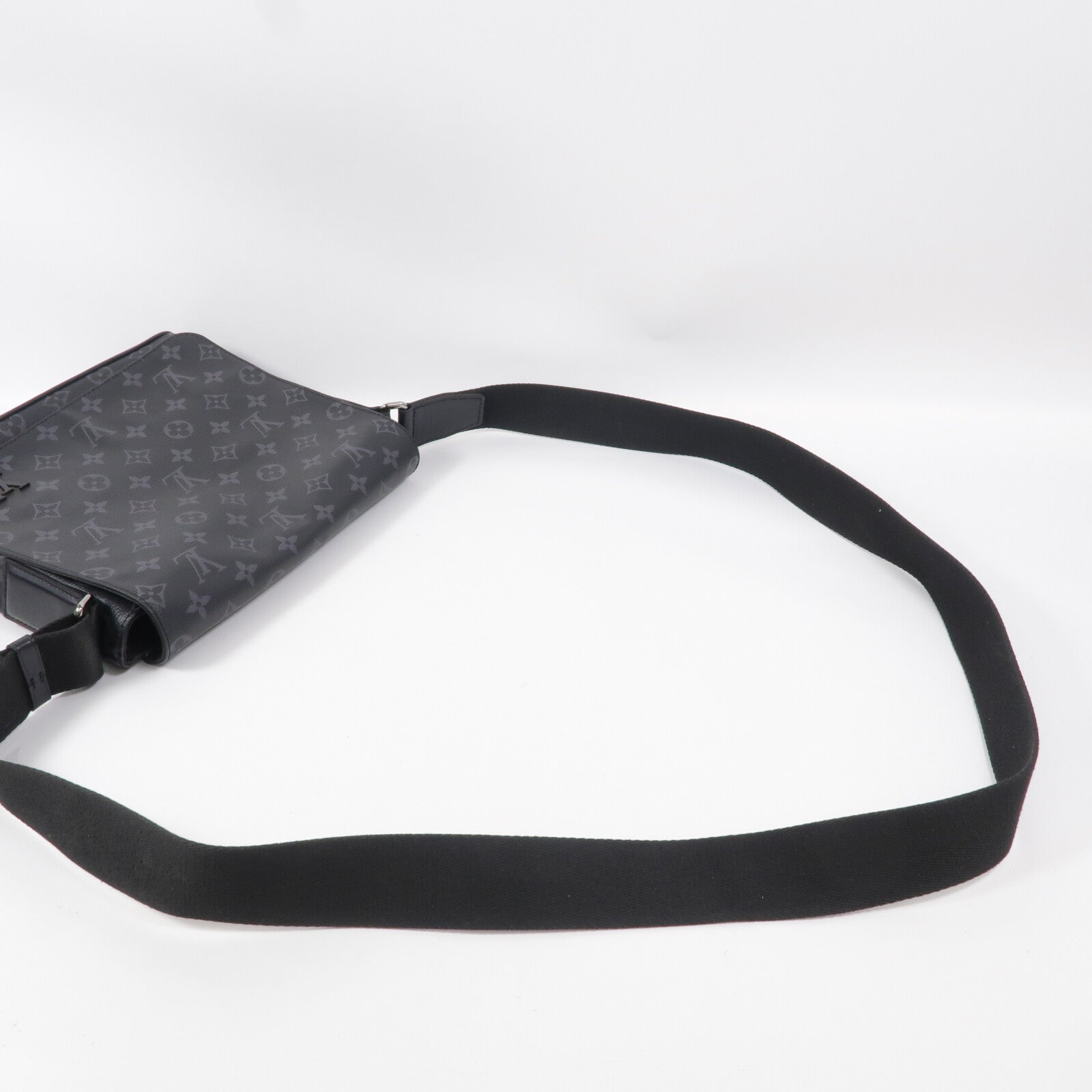 LOUIS VUITTON Monogram Eclipse District PM肩背袋