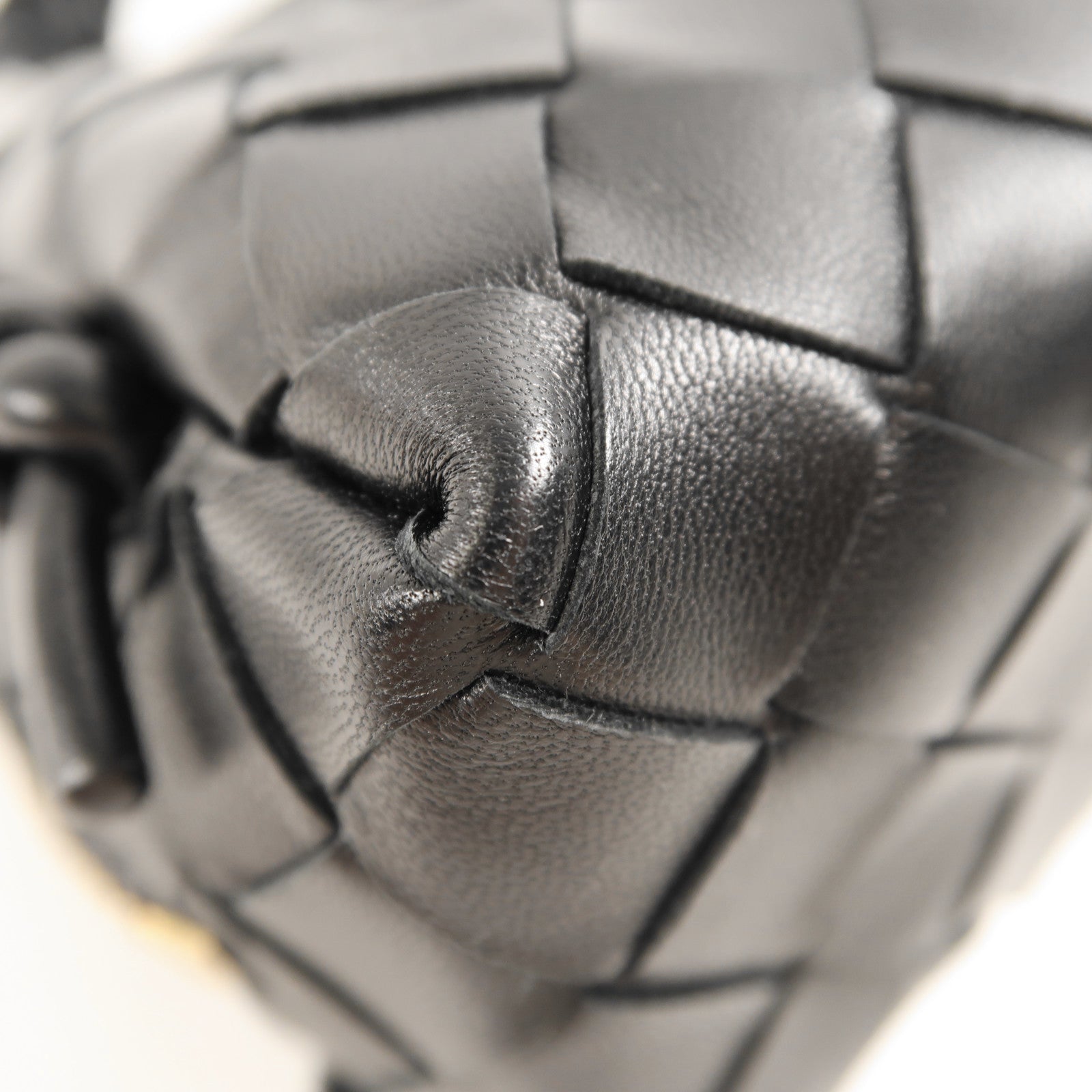 BOTTEGA VENETA 羊皮皮革Concert Pouch金扣肩背袋