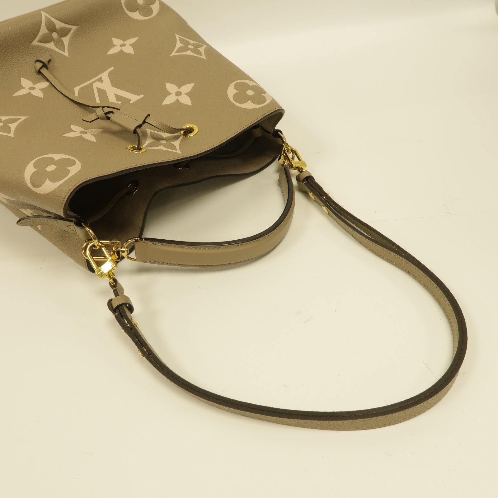 LOUIS VUITTON Monogram Empreinte NeoNoe MM金扣手挽肩背兩用袋米色