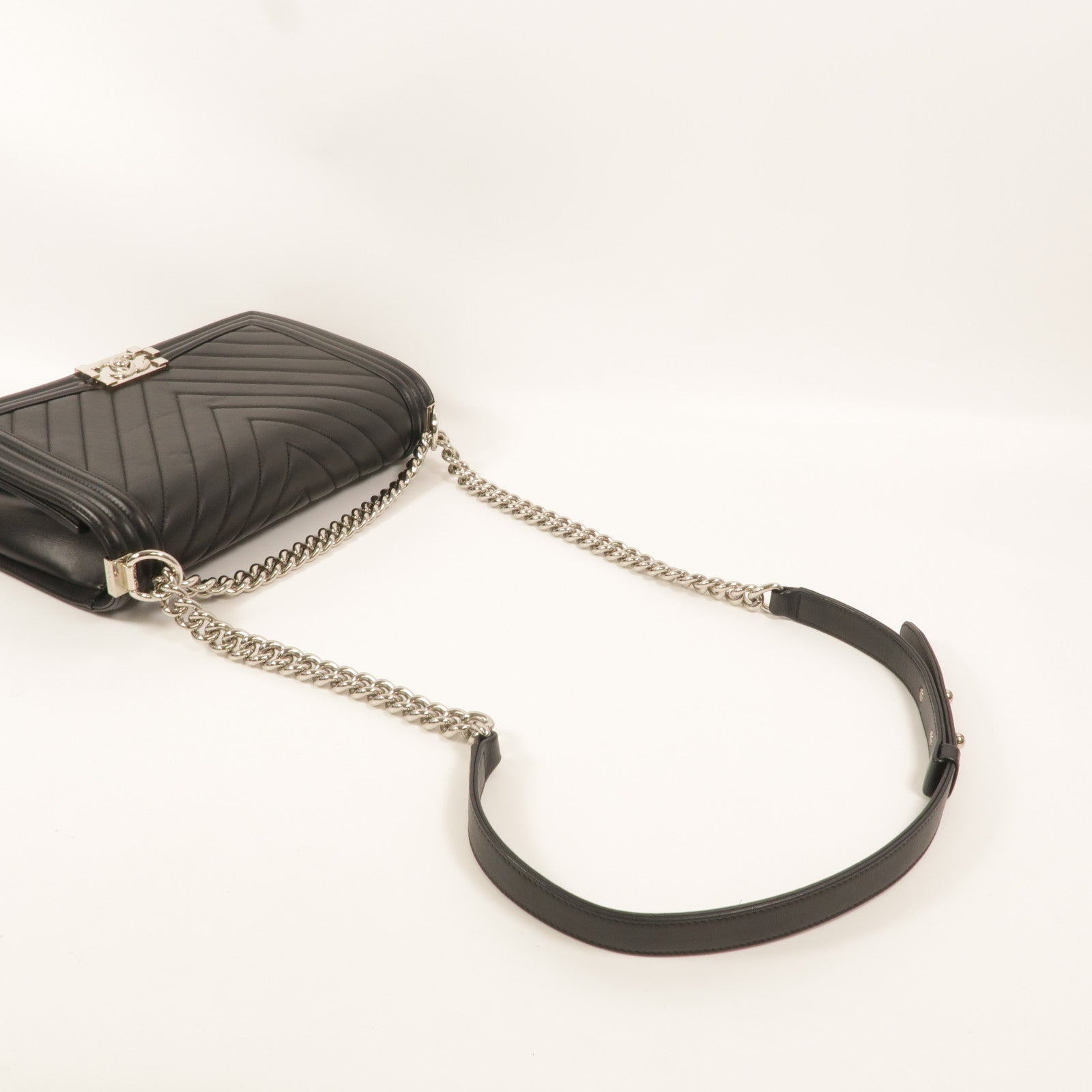 CHANEL 牛皮皮革Boy 28 Chevron鏈帶肩背袋