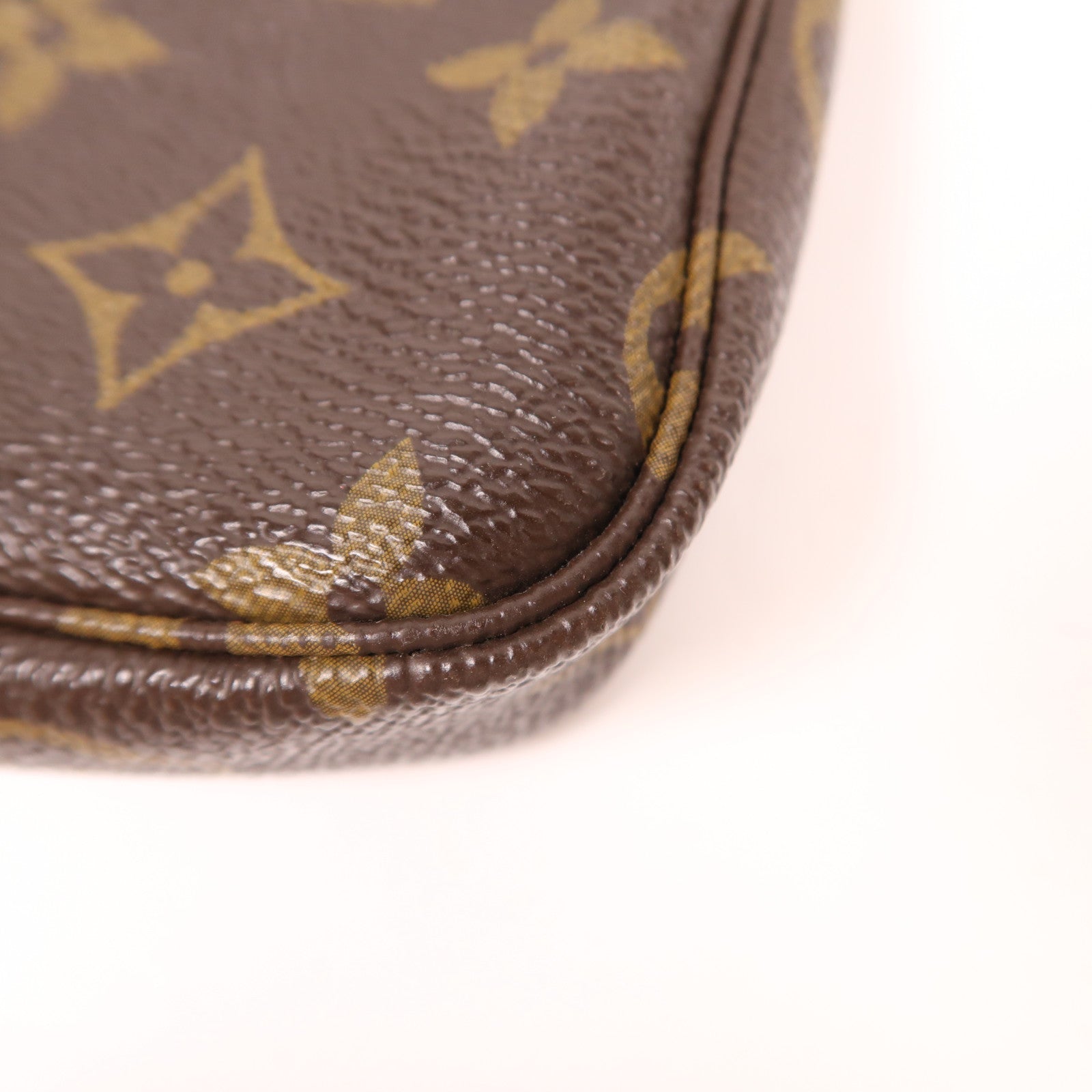 LOUIS VUITTON Monogram Mini Pochette Accessoires金扣手挽袋棕色/彩色