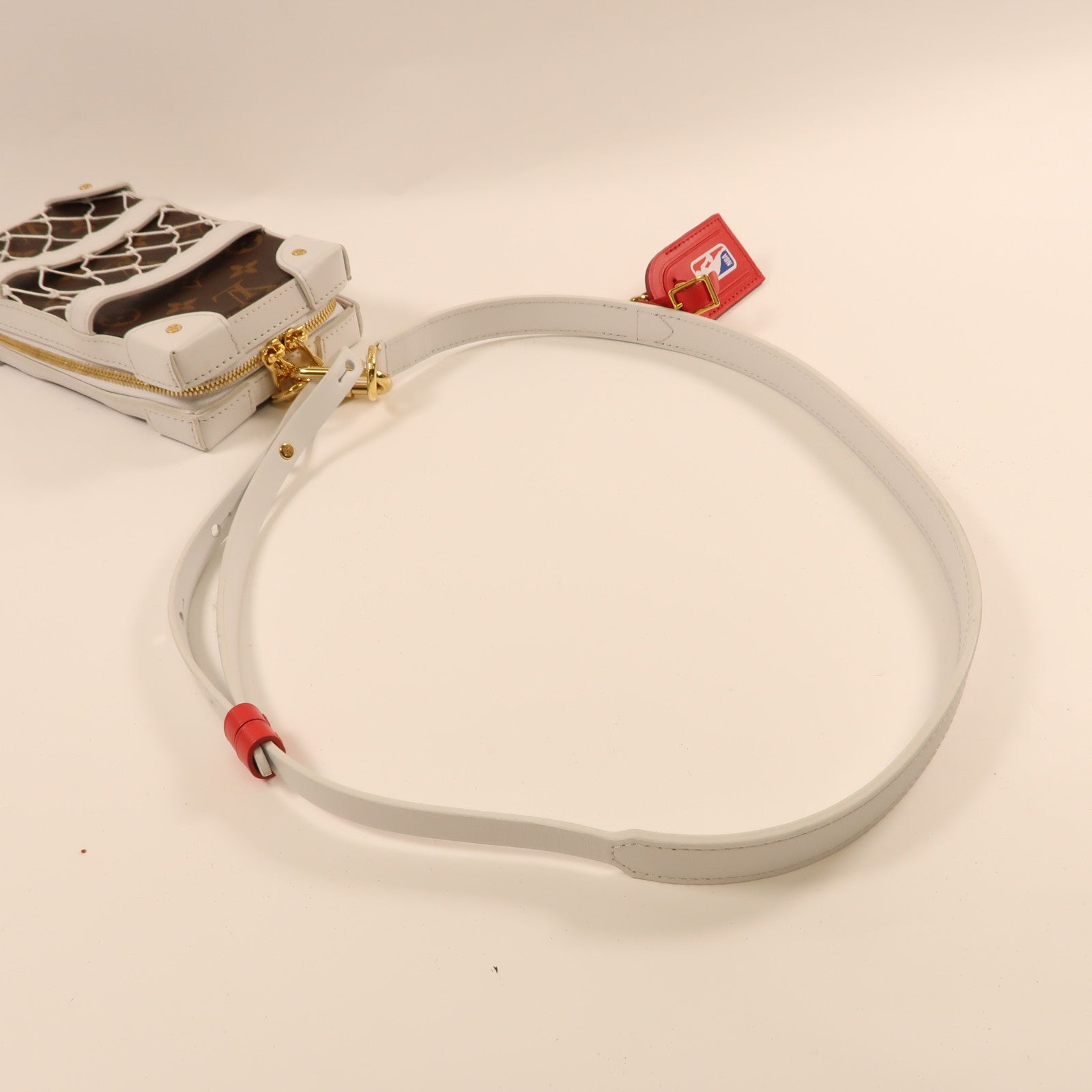 LOUIS VUITTON 【激減優惠】Monogram/皮革LV X NBA Soft Trunk金扣肩背袋啡色/白色