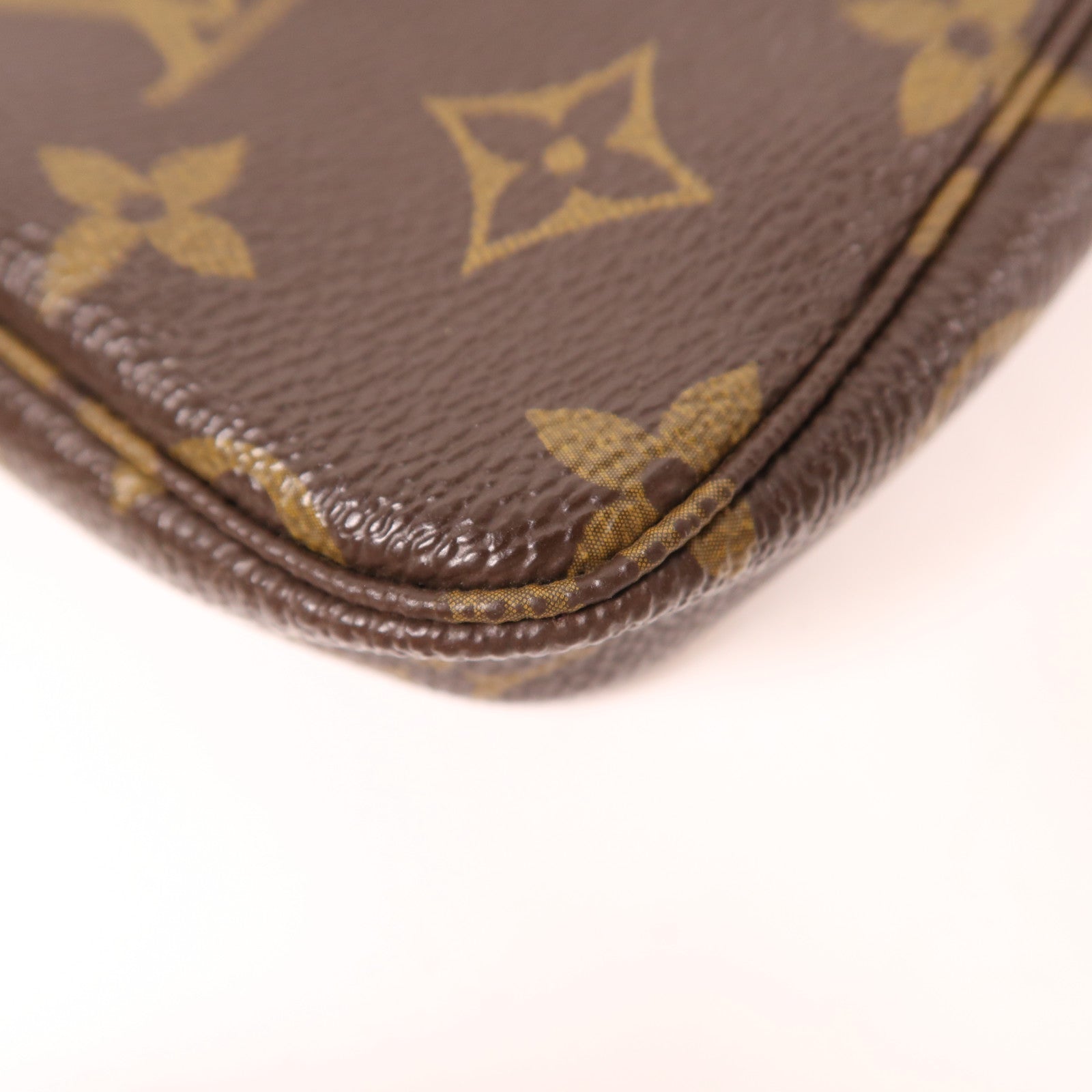 LOUIS VUITTON Monogram Mini Pochette Accessoires金扣手挽袋棕色/彩色