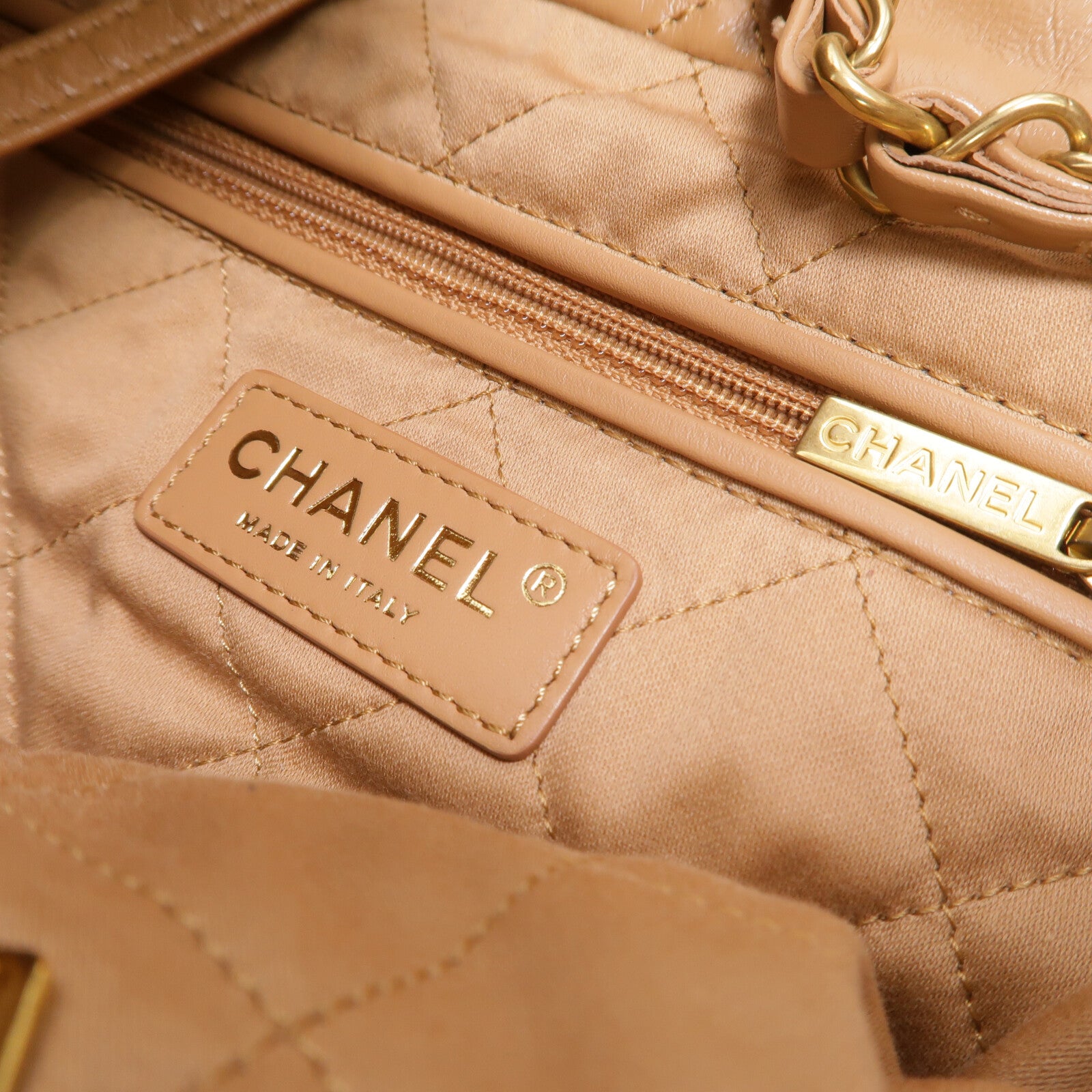 CHANEL 牛皮皮革Chanel 22 Medium鏈帶肩背袋