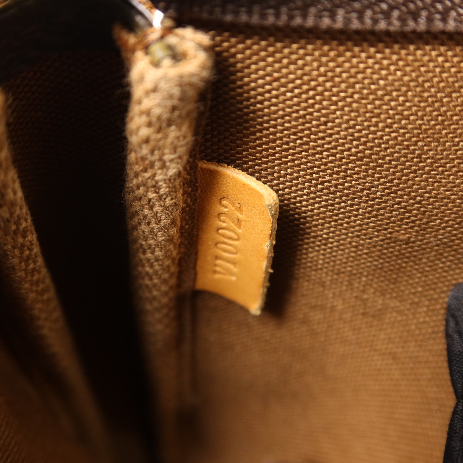 LOUIS VUITTON Monogram Pochette Accessoires金扣手挽袋棕色