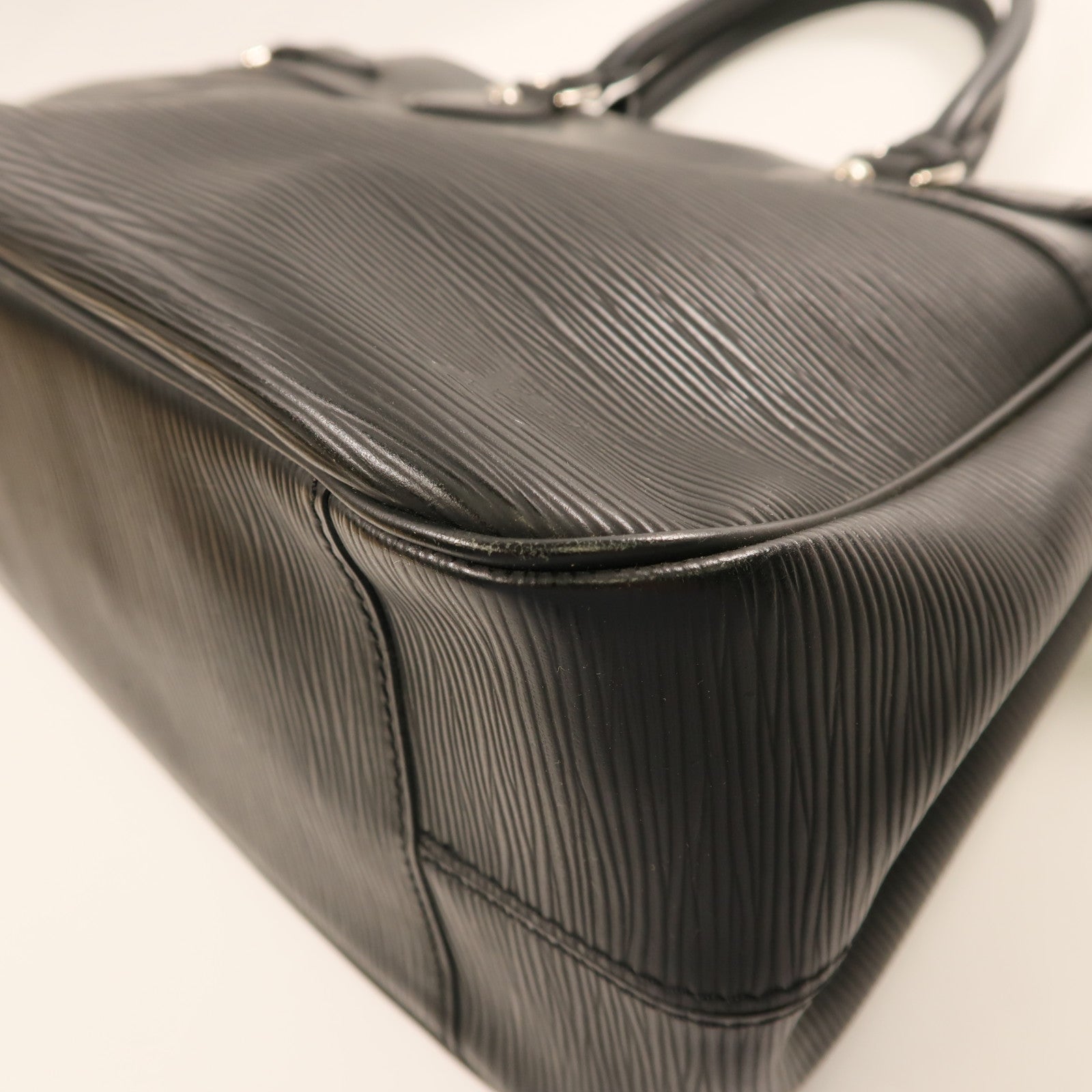 LOUIS VUITTON Epi Passy銀扣手挽袋黑色