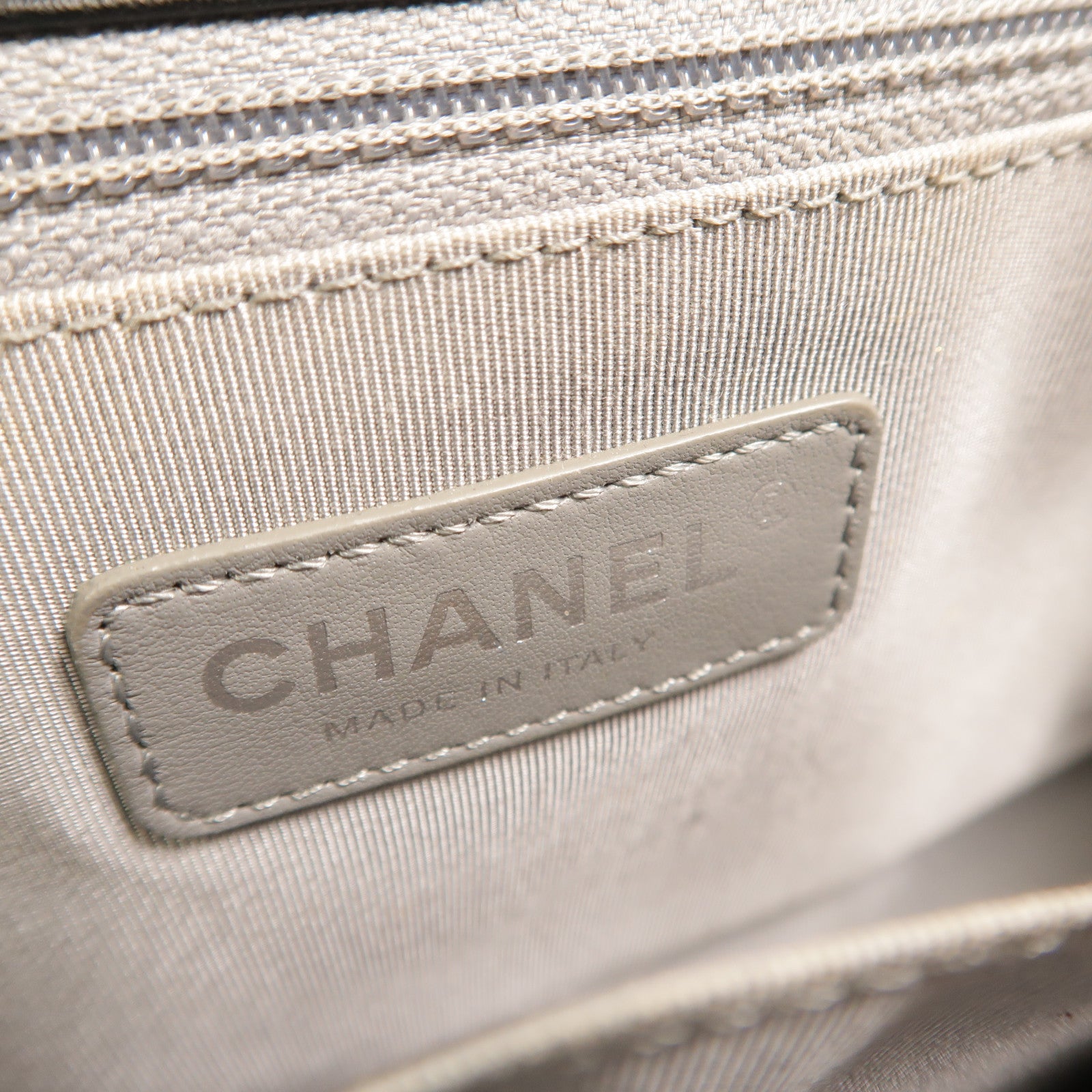 CHANEL 牛皮皮革Boy 28 Chevron鏈帶肩背袋