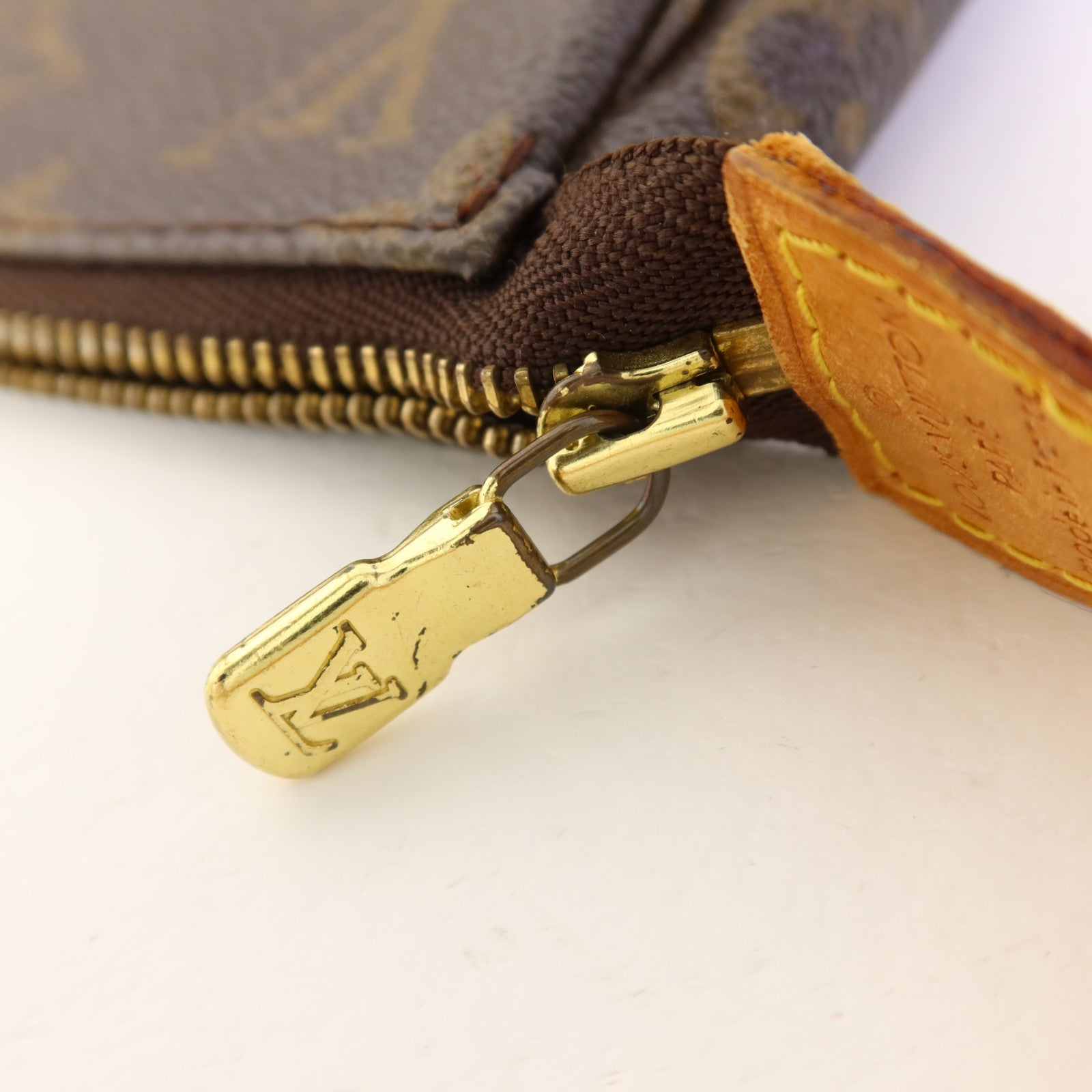 LOUIS VUITTON Monogram Pochette Accessoires金扣手挽袋棕色