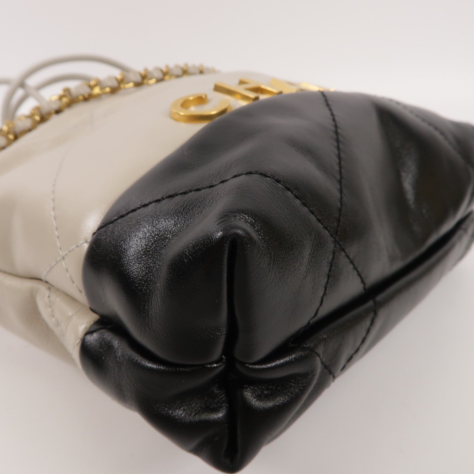 CHANEL 羊皮皮革 CHANEL Mini 22金扣肩背袋