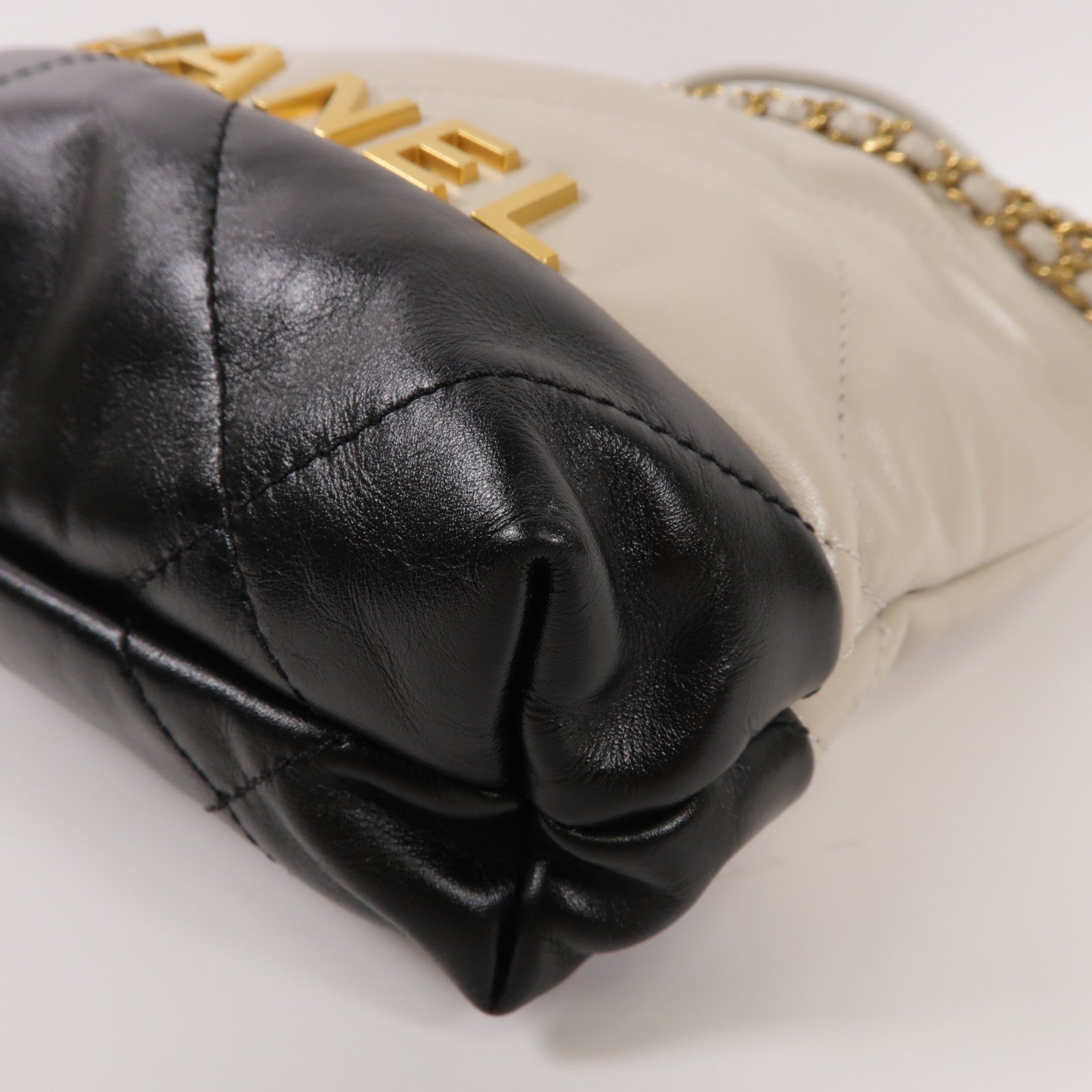 CHANEL 羊皮皮革 CHANEL Mini 22金扣肩背袋