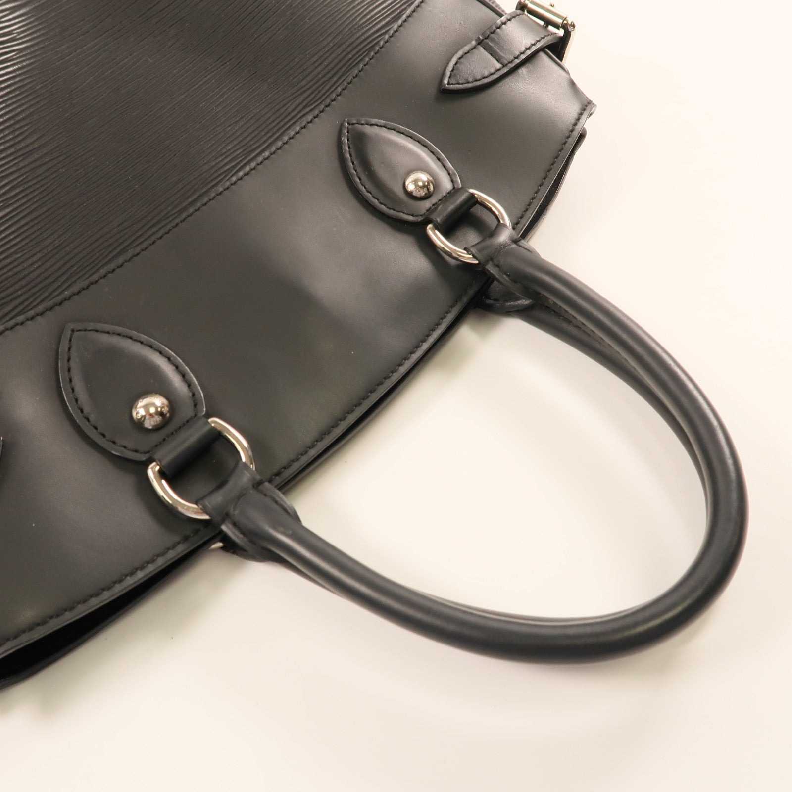 LOUIS VUITTON 【激減優惠】Epi Passy銀扣手挽袋黑色