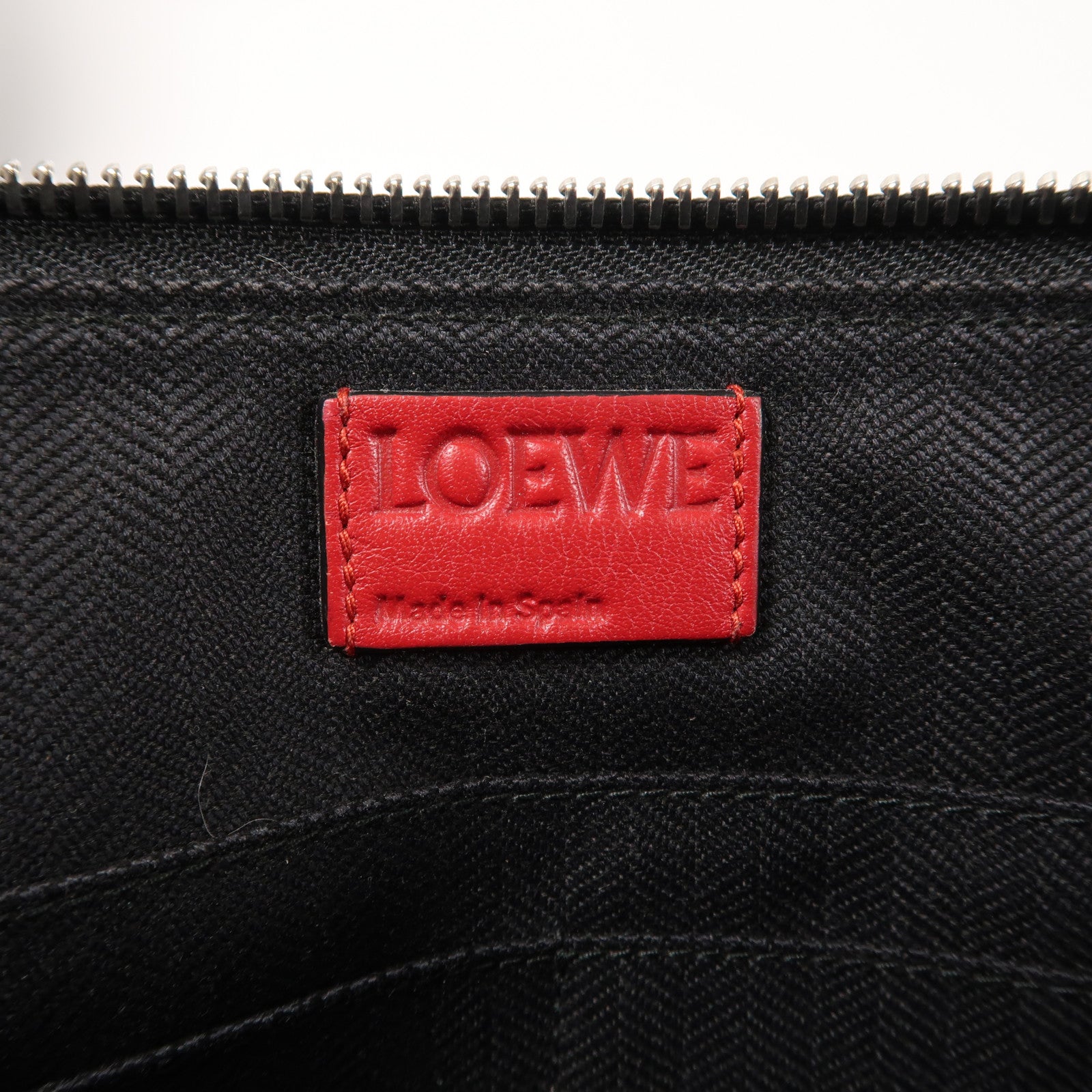 LOEWE 牛皮皮革Clutch銀扣手拿包黑色/紅色