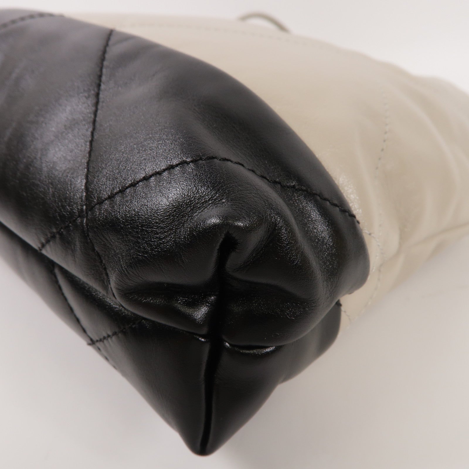 CHANEL 羊皮皮革 CHANEL Mini 22金扣肩背袋