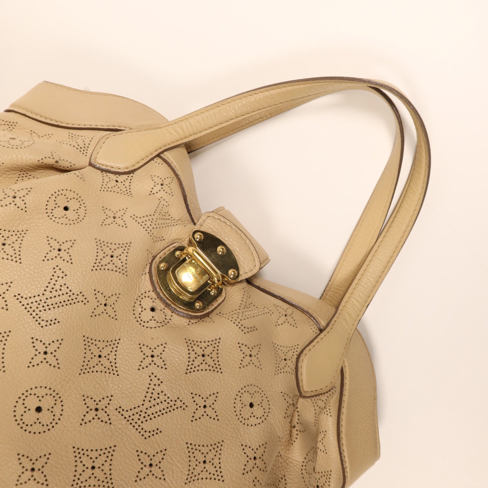 LOUIS VUITTON Mahina Seal PM金扣手挽袋