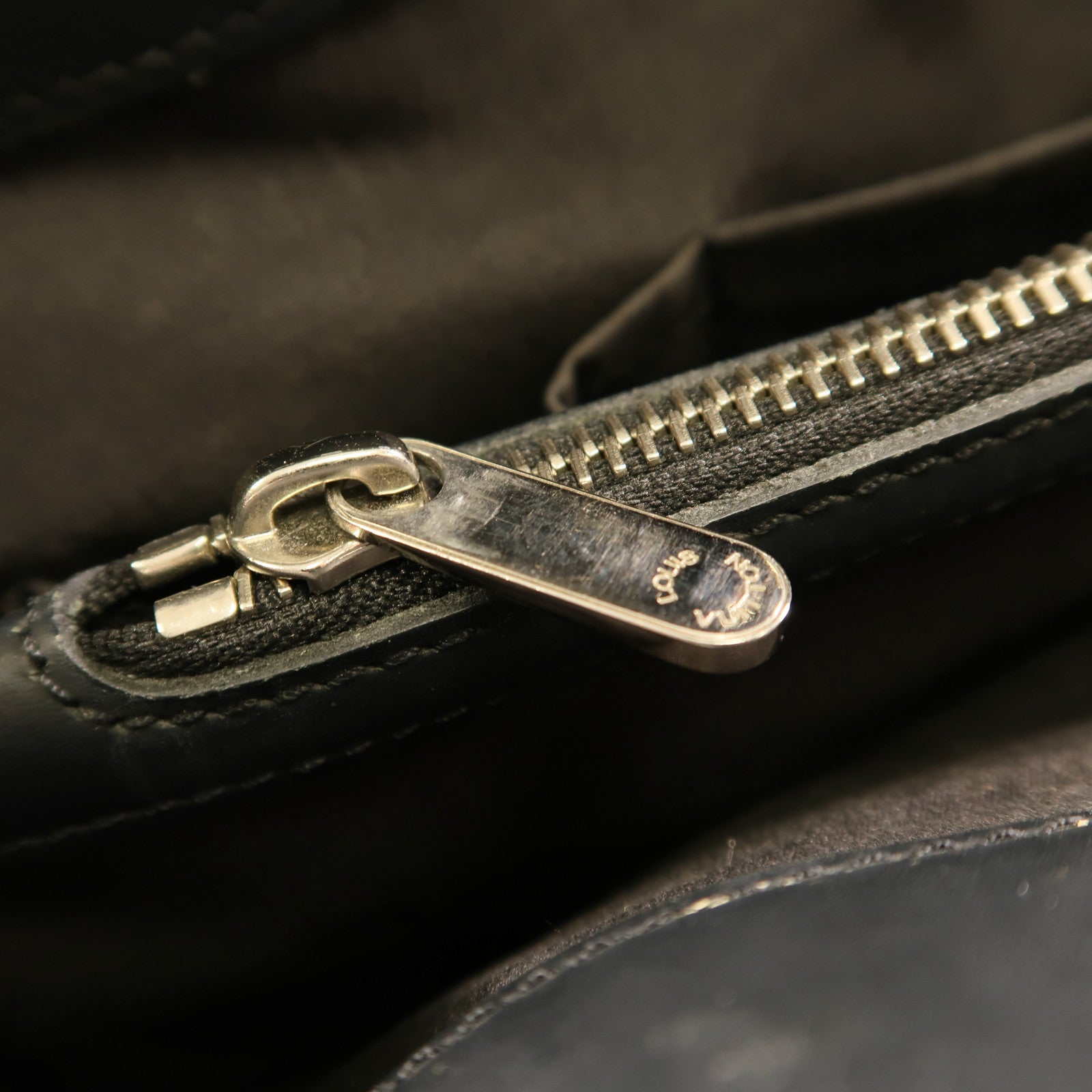 LOUIS VUITTON Epi Passy銀扣手挽袋黑色