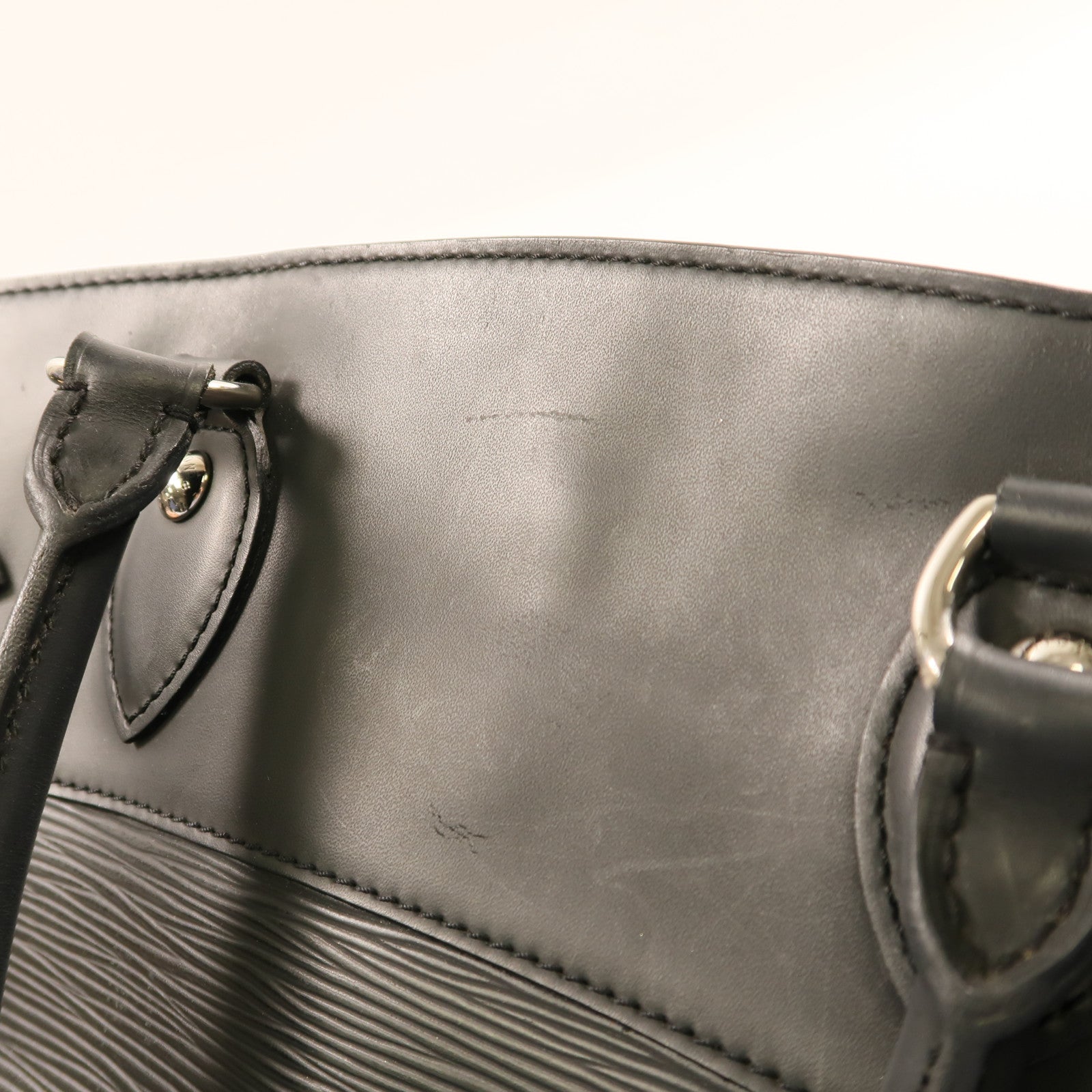 LOUIS VUITTON Epi Passy銀扣手挽袋黑色