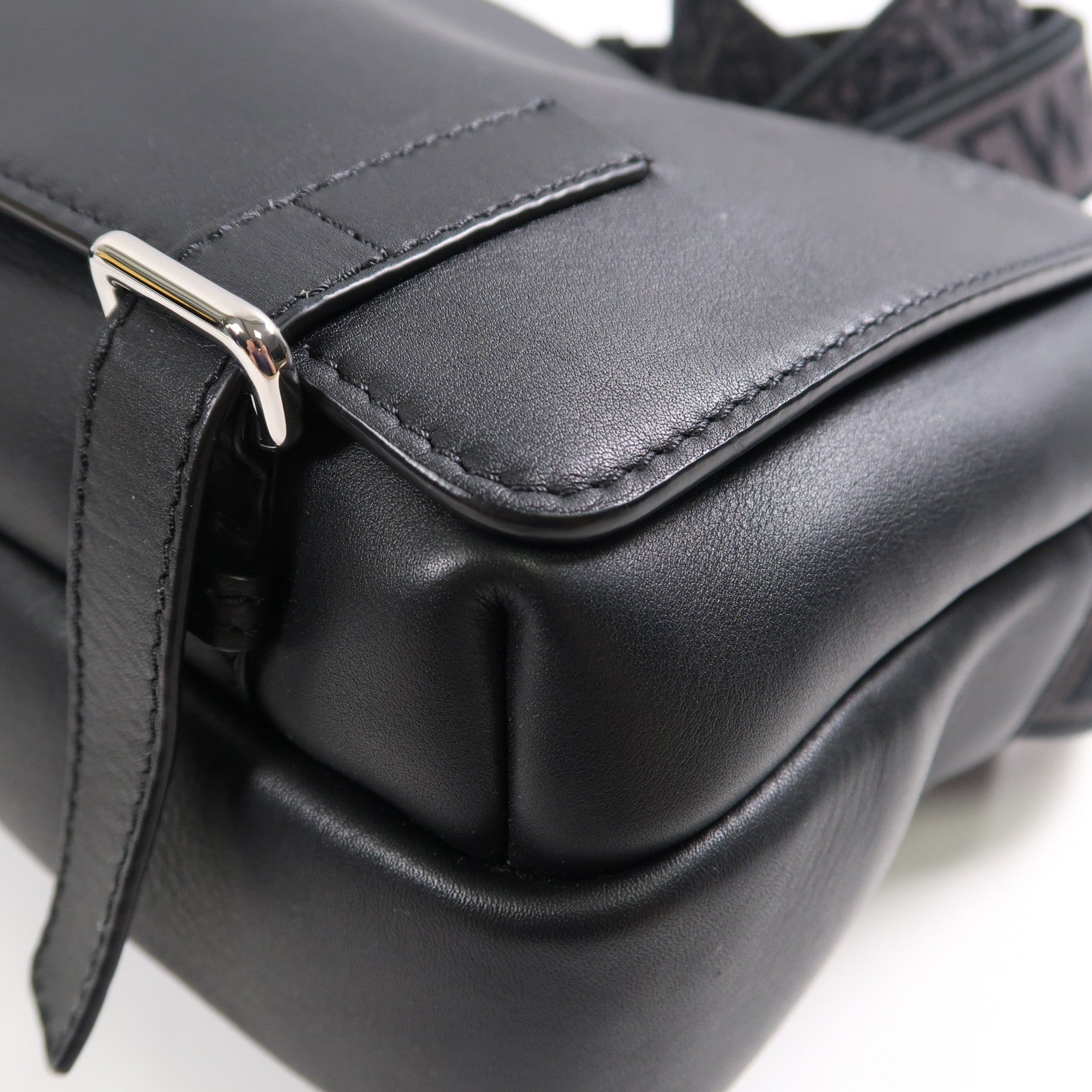 LOEWE 牛皮皮革Military Messenger Bag銀扣肩背袋