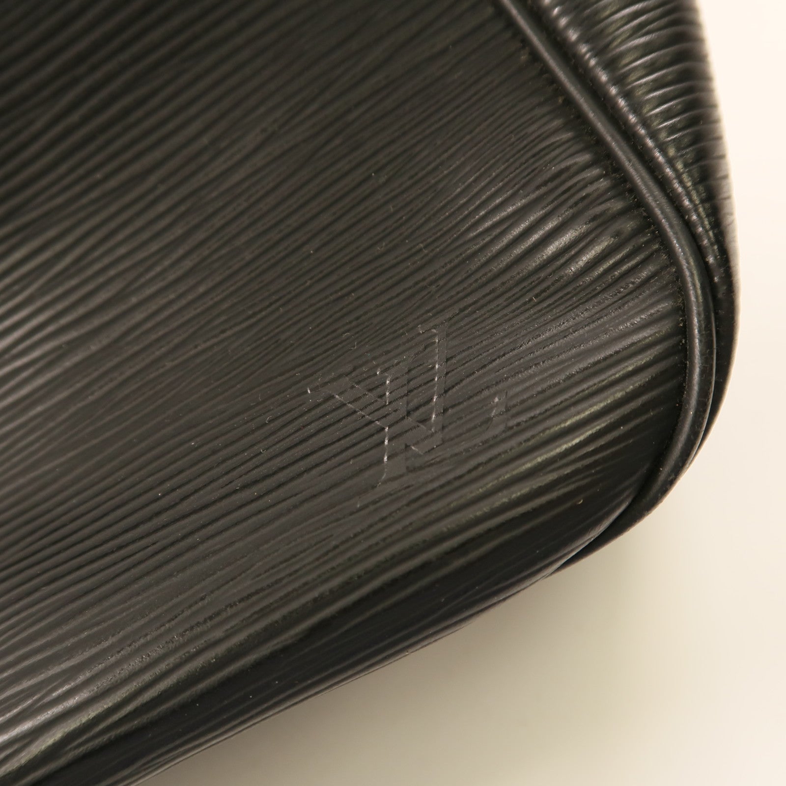 LOUIS VUITTON Epi Passy銀扣手挽袋黑色