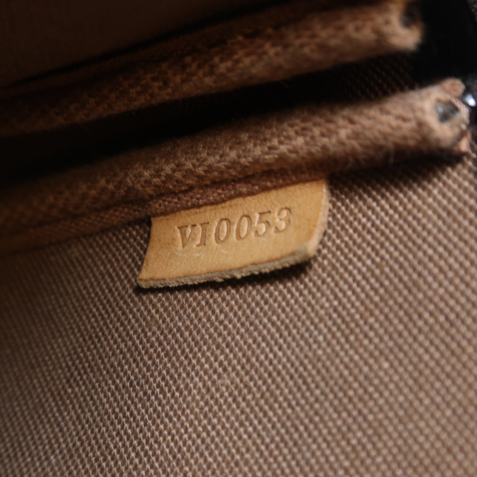 LOUIS VUITTON Monogram Pochette Accessories金扣手拿包啡色