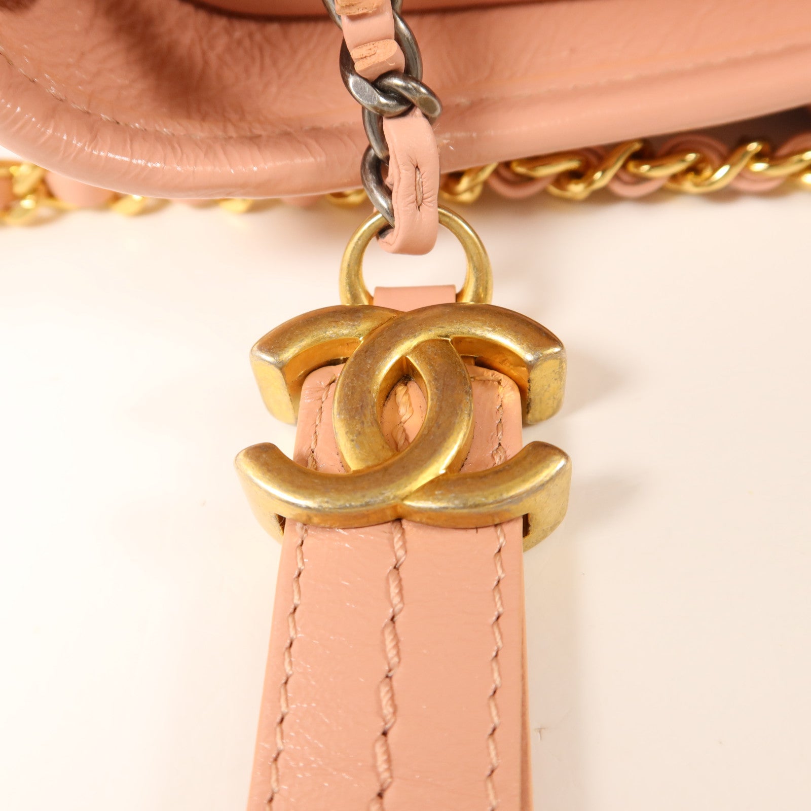CHANEL 牛皮皮革Gabrielle Medium鏈帶肩背袋