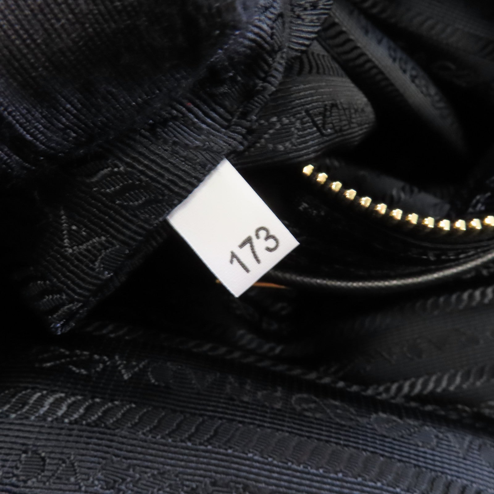 PRADA 尼龍Shoulder Bag金扣肩背袋黑色