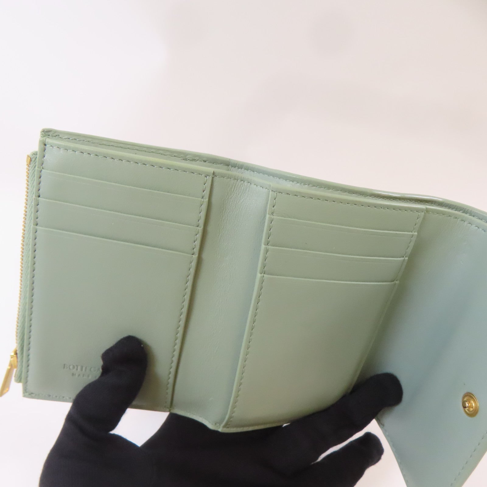 BOTTEGA VENETA 織紋羊皮皮革Trifold Wallet金扣錢包淺綠色