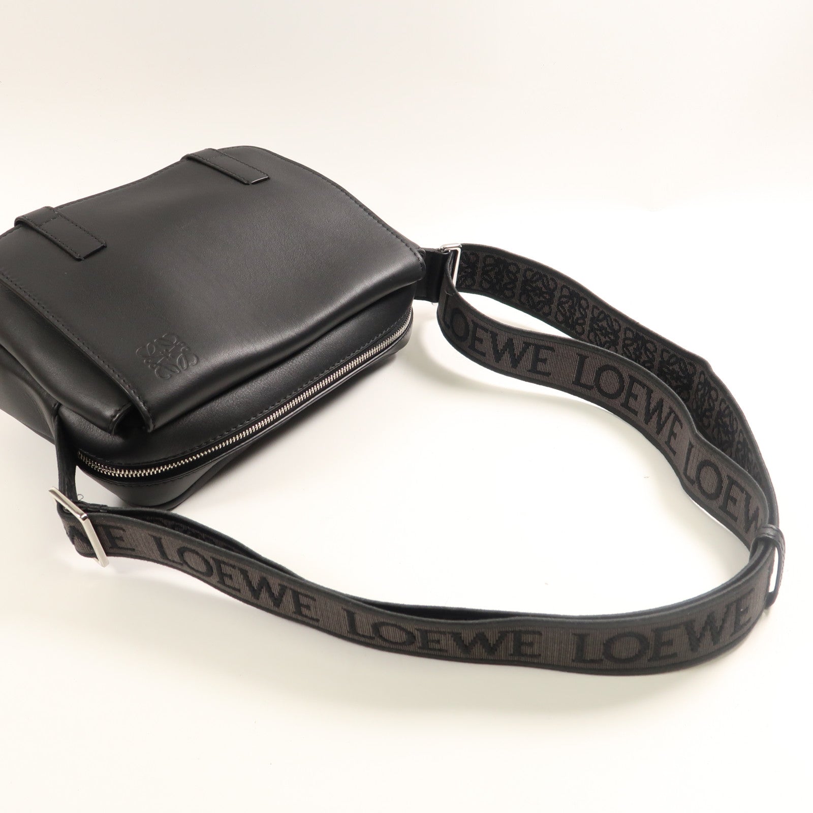 LOEWE 牛皮皮革Military Messenger Bag銀扣肩背袋