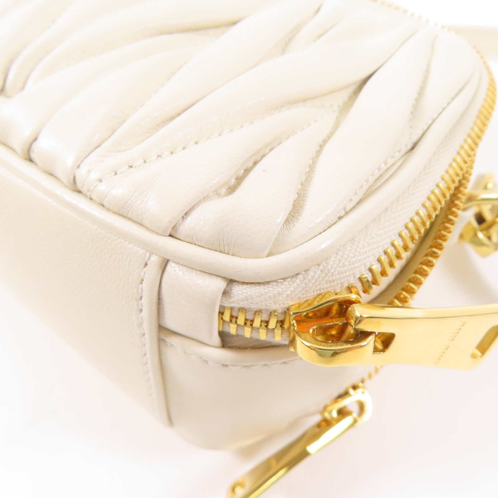 Miu Miu 羊皮皮革Matlasse Nappa Shoulder Bag金扣肩背袋白色