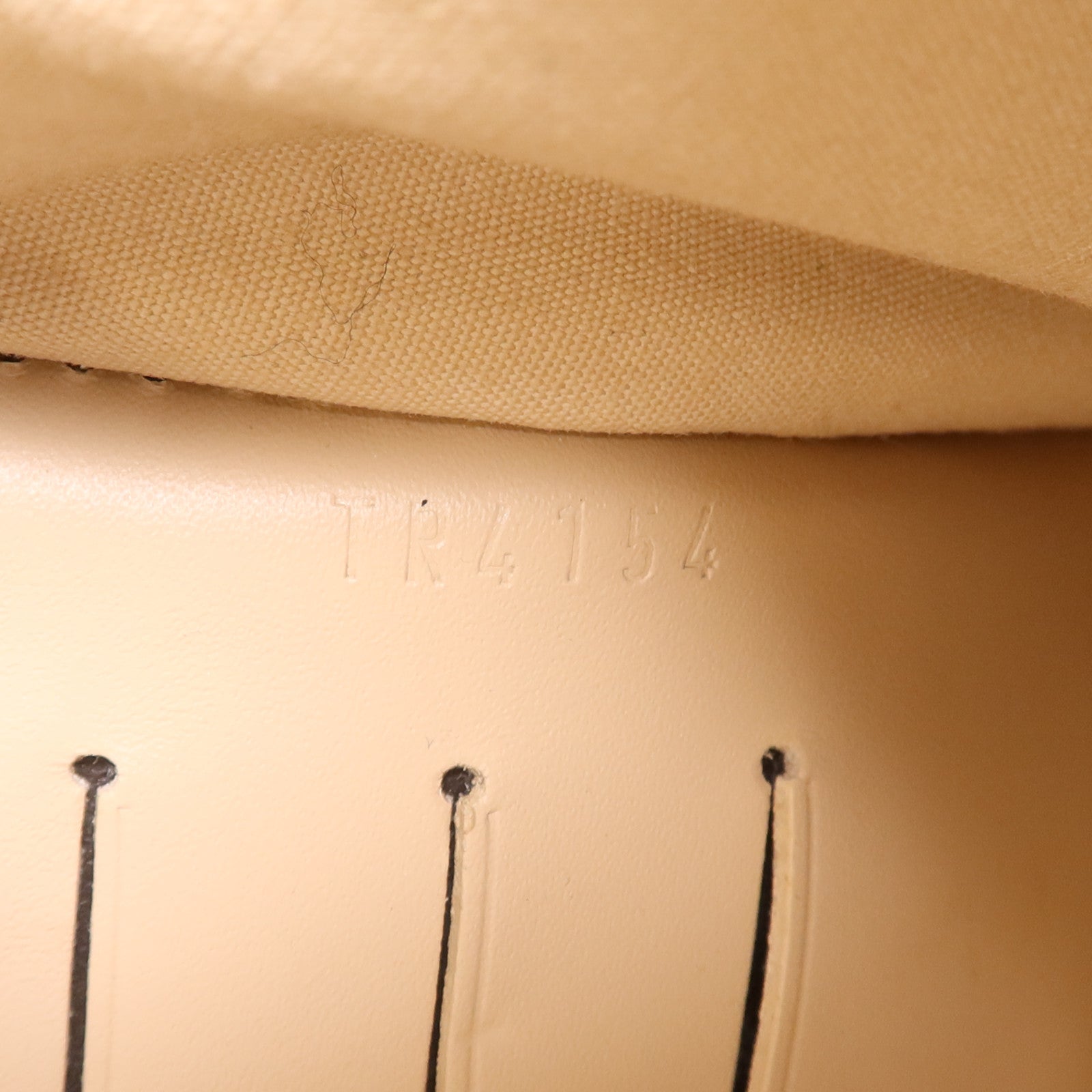 LOUIS VUITTON Vernis Ana Pochette金扣鏈帶肩背袋