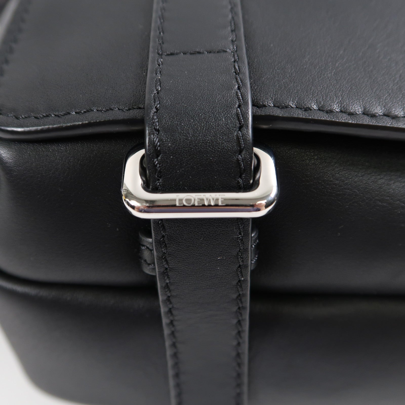 LOEWE 牛皮皮革Military Messenger Bag銀扣肩背袋