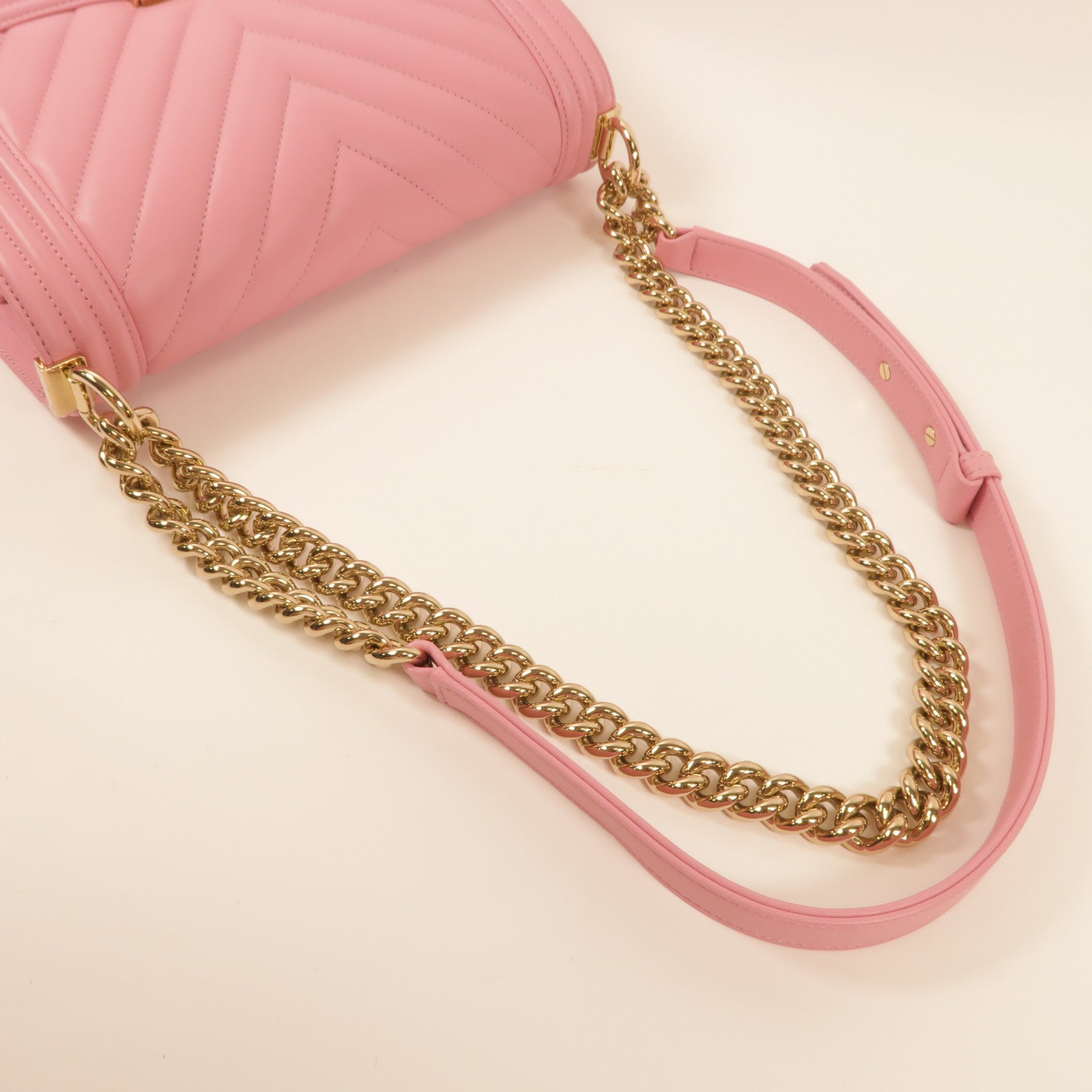 CHANEL 牛皮皮革Boy Chanel金扣肩背袋