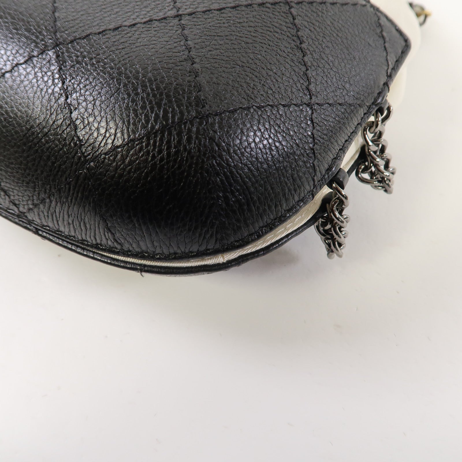 CHANEL 牛皮皮革Chain Shoulder鏈帶肩背袋黑色/白色